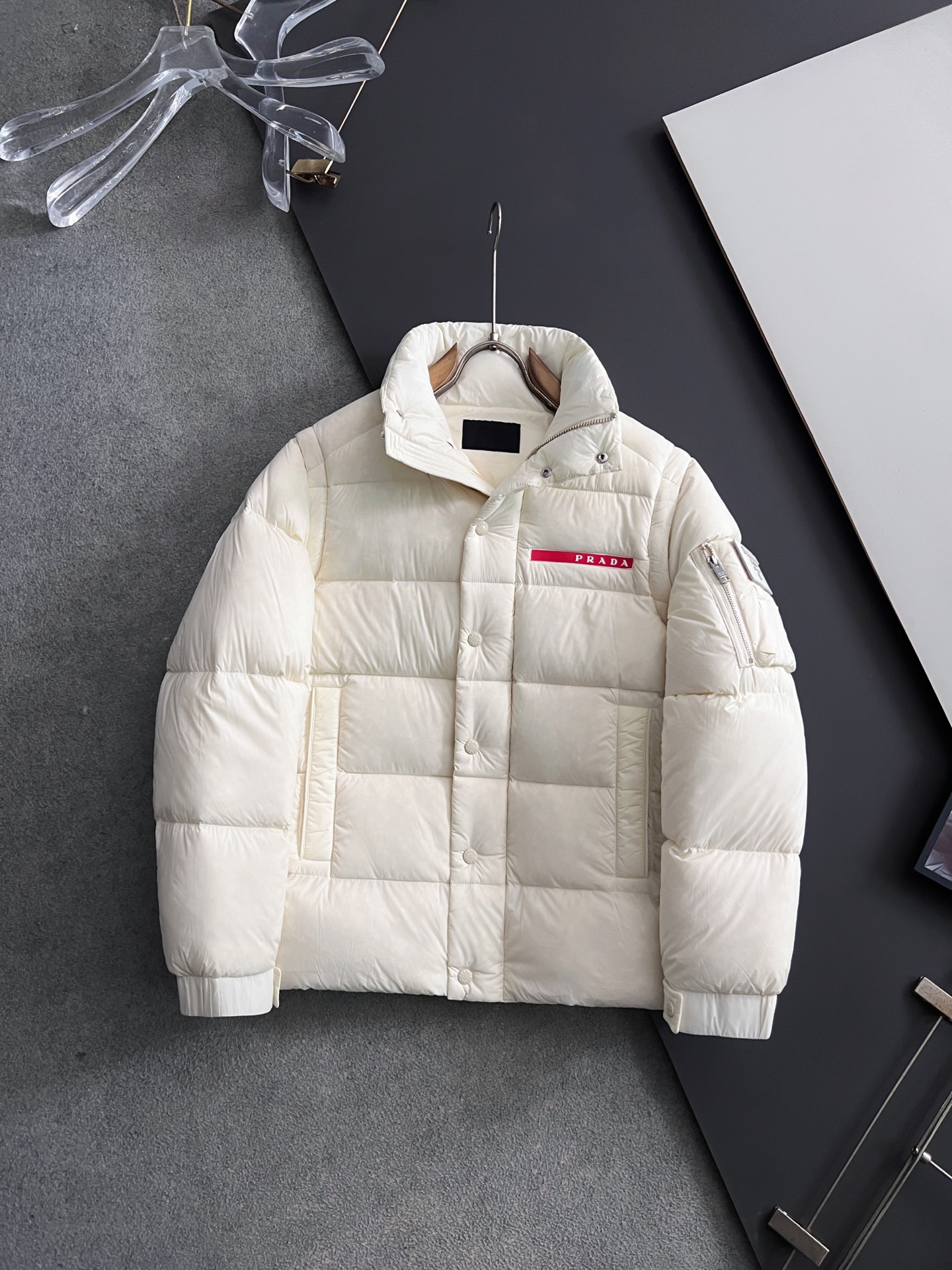 NO:655044,Prad* Taiwan trading company product. 2025 autumn and winter new style Pr*da Re-Nylon logo men's laminated ski down jacket. The classic styling temperament adds color! The simple and fashionable down jacket has excellent functionality and thermal protection. The latest Gore-tex fiber fabric is supplied, which is more waterproof, windproof and breathable. The inner Toray high-gloss polyester nylon fabric has an undoubtedly superior texture and feel. It has excellent windproof, cold-proof and warm effect, and the lock-down design is no ordinary! It adopts the latest DIST European standard 90 goose down 10 feathers Wool. The advanced direct-fill velvet technology allows inferior products to be directly slapped in the face. Whoever wears it knows how powerful the warmth is! The main body is light and breathable, fluffy and full, without any odor! The contrasting red silicone logo on the chest + the latest design on the arms The triangular logo badge of the same color highlights the design! It is a low-key luxury and connotative performance. The brim design is not removable. The waterproof zipper design is provided for customers, and the double-headed zipper placket can effectively speed up air circulation and increase the recovery of the human body's sports functions. Color Black White Size 48-56,,prada,jackets & coats,down jacket,hats,alexander wang19860909Prad* 台湾贸易公司货.2025秋冬新款Pr*da Re-Nylon标识男士压胶滑雪羽绒服.经典的造型气质添加色彩!简约时尚的羽绒外套具备了卓越的功能性与保暖防护.客供最新型的Gore-tex纤维面料,防水防风透气效果更显著.内里东丽高光聚脂尼龙面料,质感及手感毋庸置疑的优越.防风抗寒保暖效果极佳,锁绒设计绝非一般!采用最新DIST欧标90鹅绒10羽毛.先进的直充绒技术处理让劣质品直接打脸.保暖性的强大谁穿谁知道!主体轻便透气,蓬松饱满扩充整体,无任何异味!胸前撞色系红色硅胶标识+手臂处设计最新款同色系三角标徽章突出亮点的设计!低调奢华有内涵的表现.帽檐设计不可拆卸.客供防水拉链设计,双头拉链门襟能有效加快空气流通性,增加人体的运动机能恢复. 颜色黑色 白色 尺码48-56,,prada,jackets & coats,down jacket,hats,alexander wang,Men's clothing