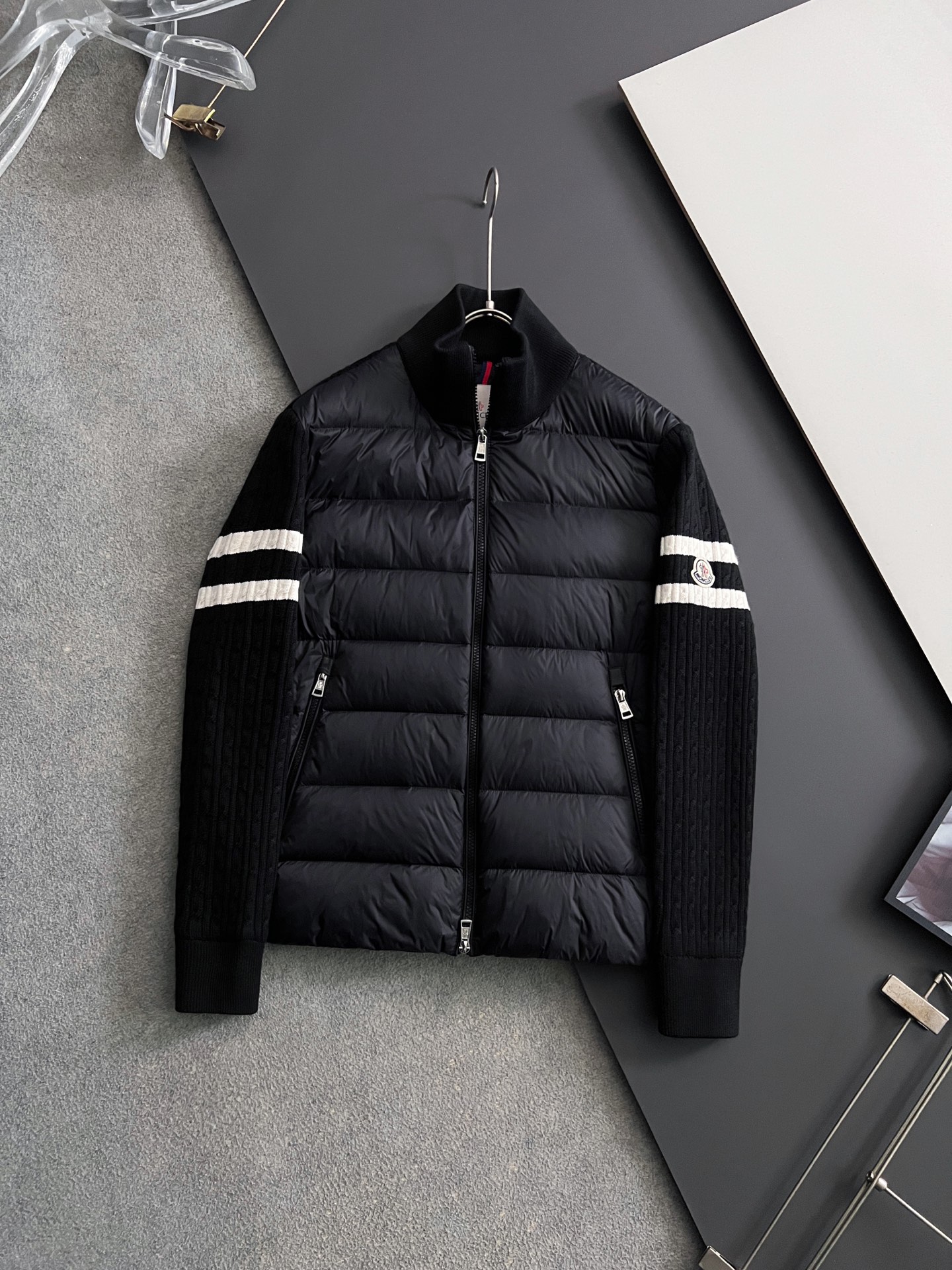 NO:655033,Monc1er/Mongolian* knitted down splicing stand collar unique side thread design!  !  !  The selling point is down knitted splicing, and the splicing is made of wool blended fabric!  Mengjia will release several sweaters and down at this time every year. In fact, the sweater and down at the Mjia counter are classic and evergreen styles. They are all basic styles. They can be worn alone or matched inside, as a sweater. The main promotion of this kind of counter is black, so most of them are black, with down in the front. Our studio has launched a gray series of products to let everyone experience different surprises. The color combination is particularly good!  The face threads are also super nice!  Very comfortable!  The back and both sleeves are made of wool blended fabric, size 1-5, sweaters, down jacket, alexander wang19860909Monc1er/蒙＊针织羽绒拼接立领 独特侧面螺纹设计！！！ 卖点羽绒针织拼接, 拼接处采用羊毛混纺面料！ 蒙家每年这个时候都会出几款毛衣拼羽绒, 其实毛衣拼羽绒在M家 专柜里是经典加常青款,都是走基础风格, 可以单穿还可以搭配在里面, 当个毛衣穿,这种专柜主推的就是黑色、 所以多下来也是黑色多、前面是羽绒,本工作室推出灰色系列产品让大家体验不一样的惊喜色彩搭配特别好！测面螺纹也是超级好看！舒适感特好！ 后面和两个袖子都是羊毛混纺的面料 码数1-5,,sweaters,down jacket,alexander wang,Men's clothing