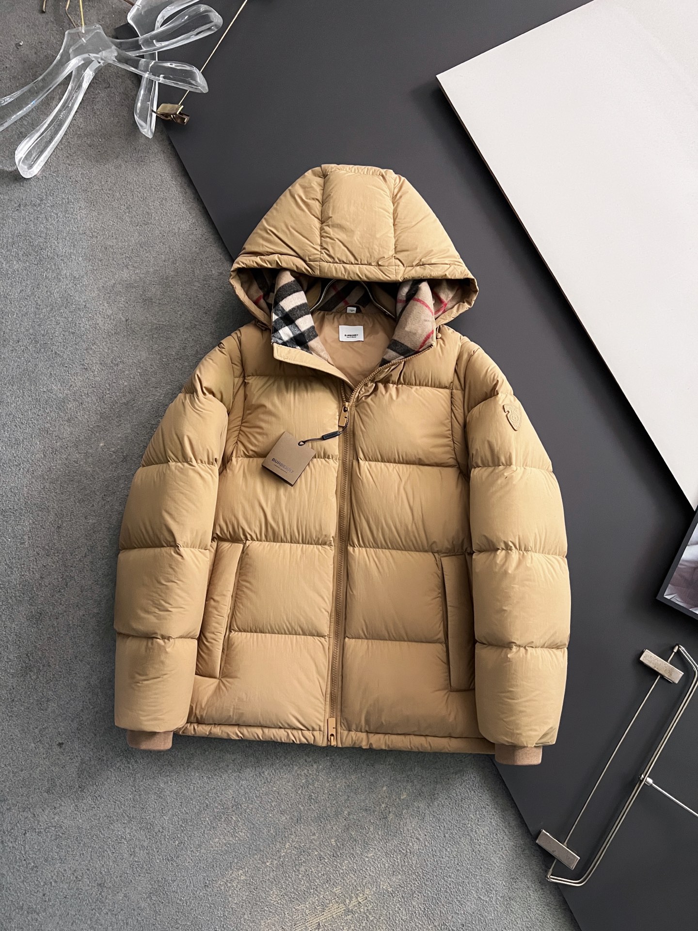 NO:655052,Bur* goose down, the latest 2025 winter 4-in-1 reversible down detachable vest, available at counters, original order, fashionable and casual down jacket, comfortable for the upper body!  Eye-catching and bright, it uses imported original fabrics, imported machine embroidery splicing micro letter pattern logo, original hardware accessories decoration, simple yet stylish, fashionable and handsome upper body, 3 colors recommended, code number 48-56,, burberry, jackets & coats, down jacket, alexander wang19860909Bur*鹅绒,2025冬季最新品4合1双面穿羽绒可拆卸马甲,专柜同步有售,原单狠货,时尚休闲羽绒服外套,上身舒适！吸睛而有亮点,采用进口原版面料,进口机绣拼接微字母图案logo,原版五金辅料装饰,简单而不失时尚,上身时尚帅气,3色推荐,码数48-56,,burberry,jackets & coats,down jacket,alexander wang,Men's clothing