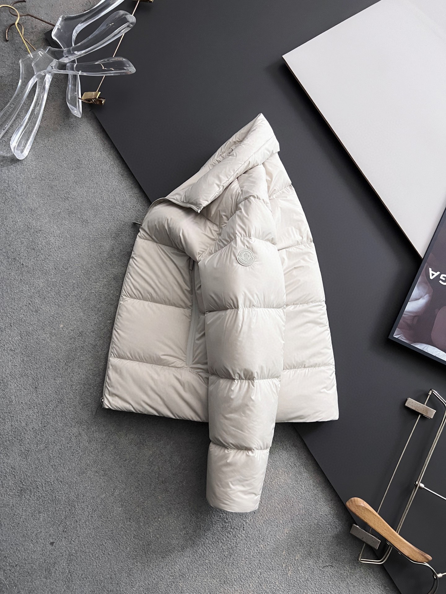 NO:627434,) Moncle*25 new (goose down) down jacket, this down jacket presents a soft wrap silhouette, combining the advanced functions of regenerated nylon with contemporary sports style details. Oversize version, stand-up collar raglan sleeves, zipper and snap button closure, snap button  Welt pockets, ribbed knitted cuffs, wide shoulders, arc-shaped back hem, adjustable drawstring lining, detachable hood, enameled triangular metal logo on the front, available in dark green and black, is a must-have down jacket in winter, highly recommended for both men and women!  Size 48-56.,,versace,down jacket,hats,alexander wang19860909）Moncle*25新款（鹅绒）羽绒服,这款羽绒服呈现柔和的包裹式廓形,集再生尼龙的先进功能与当代运动风细节于一身.Oversize版型,立领插肩袖,拉链和按扣开合,按扣嵌线袋罗纹针织袖口宽肩,圆弧式背部底边,可调节束绳带衬里,可拆卸风帽,正面涂珐琅三角形金属徽标,有深绿色和黑色两种颜色可供选择,是冬季的必备羽绒服单品,男女同款强烈推荐！ 码数48-56.,,versace,down jacket,hats,alexander wang,Men's clothing