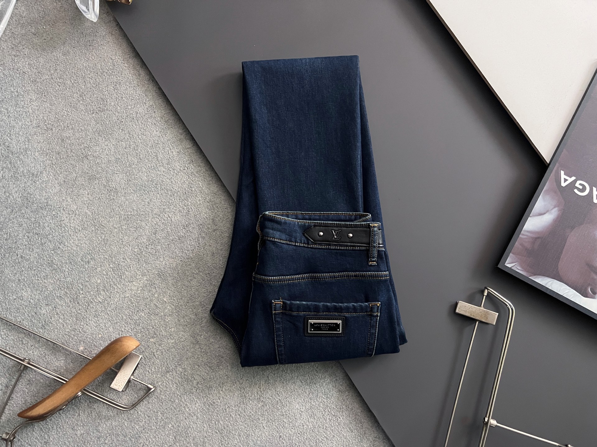 NO:627441,) 1V* velvet thickening, 25Ss heavy-duty washed casual jeans, imported original washed stretch fabric, comfortable and elastic, unique design, super correct fit, comfortable and breathable, extremely high grade, counter quality, handsome upper body, code number 28-38 (35.37),,jeans,alexander wang19860909）1V*加绒加厚、25Ss重工水洗休闲牛仔裤,进口原版水洗弹力面料,舒适有弹性,独特设计,版型超正,舒适透气,档次极高,专柜品质,上身帅气十足,码数28-38（35.37）,,jeans,alexander wang,Men's clothing