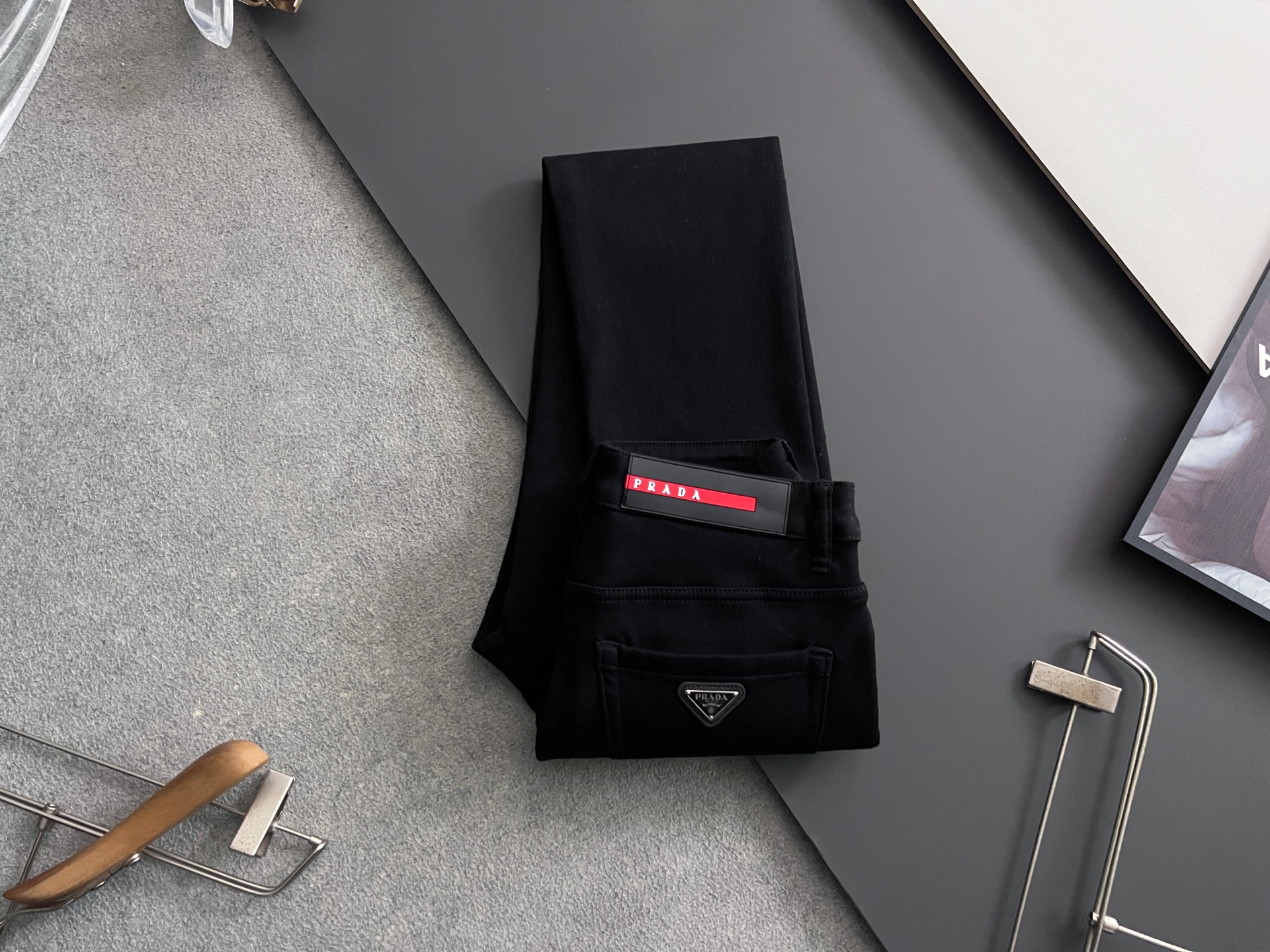 NO:627448,) Prad* velvet thickening, 25Ss heavy-duty washed casual jeans, imported original washed stretch fabric, comfortable and elastic, unique design, super correct fit, comfortable and breathable, extremely high grade, counter quality, handsome upper body, code number 28-38 (35.37),, prada, jeans, alexander wang19860909）Prad*加绒加厚、25Ss重工水洗休闲牛仔裤,进口原版水洗弹力面料,舒适有弹性,独特设计,版型超正,舒适透气,档次极高,专柜品质,上身帅气十足,码数28-38（35.37）,,prada,jeans,alexander wang,Men's clothing