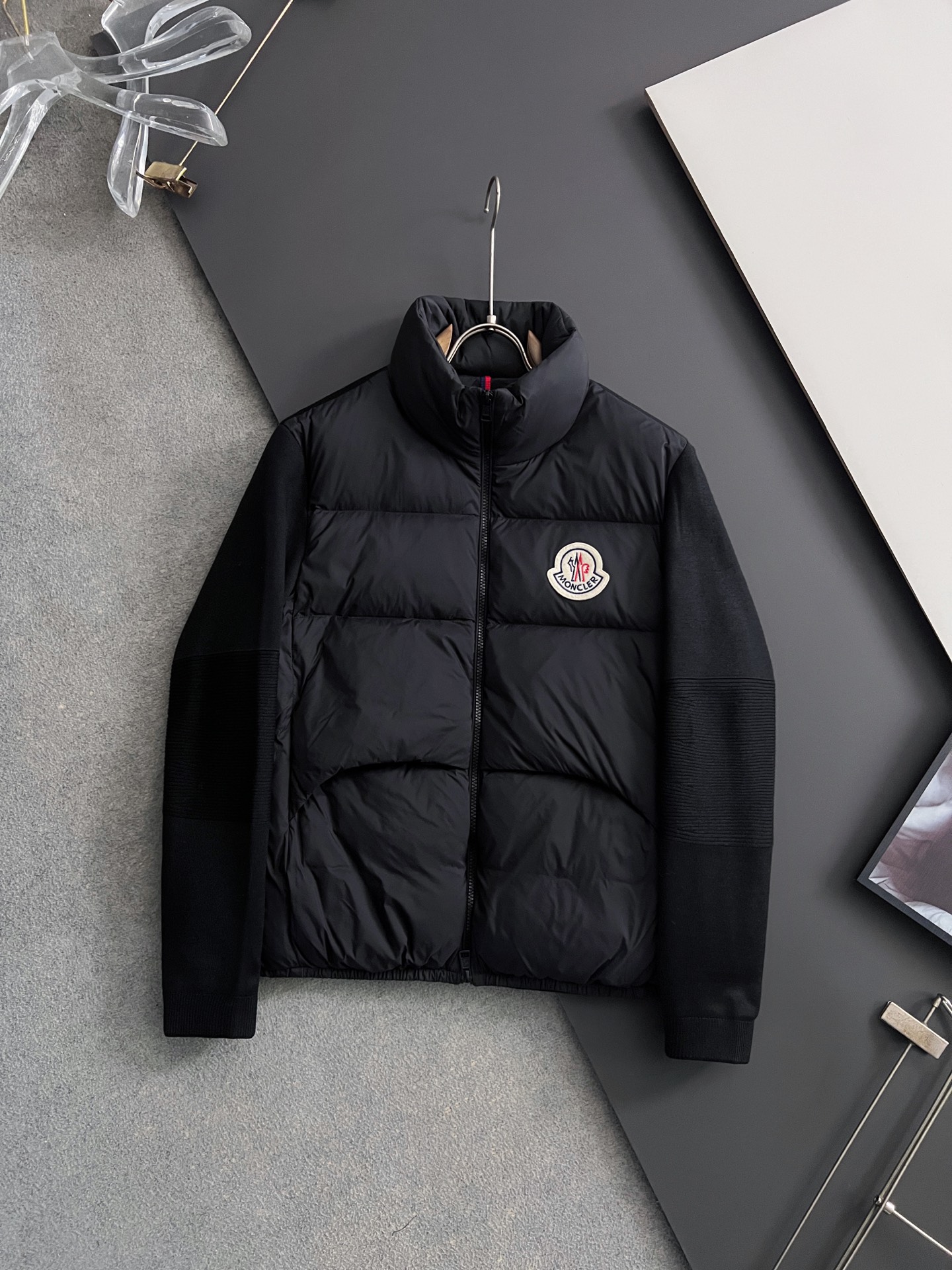 NO:627454,) Monc1er/Mongolian* knitted down spliced ​​stand-up collar with unique side thread design!  !  !  The selling point is down knitted splicing, and the splicing is made of wool blended fabric!  Mengjia will release several sweaters and down at this time every year. In fact, the sweater and down at the Mjia counter are classic and evergreen styles. They are all basic styles. They can be worn alone or matched inside, as a sweater. The main promotion of this kind of counter is black, so most of them are black, with down in the front. Our studio has launched a gray series of products to let everyone experience different surprises. The color combination is particularly good!  The face threads are also super nice!  Very comfortable!  The back and both sleeves are made of wool blended fabric, size 1-5, sweaters, down jacket, alexander wang19860909）Monc1er/蒙＊针织羽绒拼接立领 独特侧面螺纹设计！！！ 卖点羽绒针织拼接, 拼接处采用羊毛混纺面料！ 蒙家每年这个时候都会出几款毛衣拼羽绒, 其实毛衣拼羽绒在M家 专柜里是经典加常青款,都是走基础风格, 可以单穿还可以搭配在里面, 当个毛衣穿,这种专柜主推的就是黑色、 所以多下来也是黑色多、前面是羽绒,本工作室推出灰色系列产品让大家体验不一样的惊喜色彩搭配特别好！测面螺纹也是超级好看！舒适感特好！ 后面和两个袖子都是羊毛混纺的面料 码数1-5,,sweaters,down jacket,alexander wang,Men's clothing