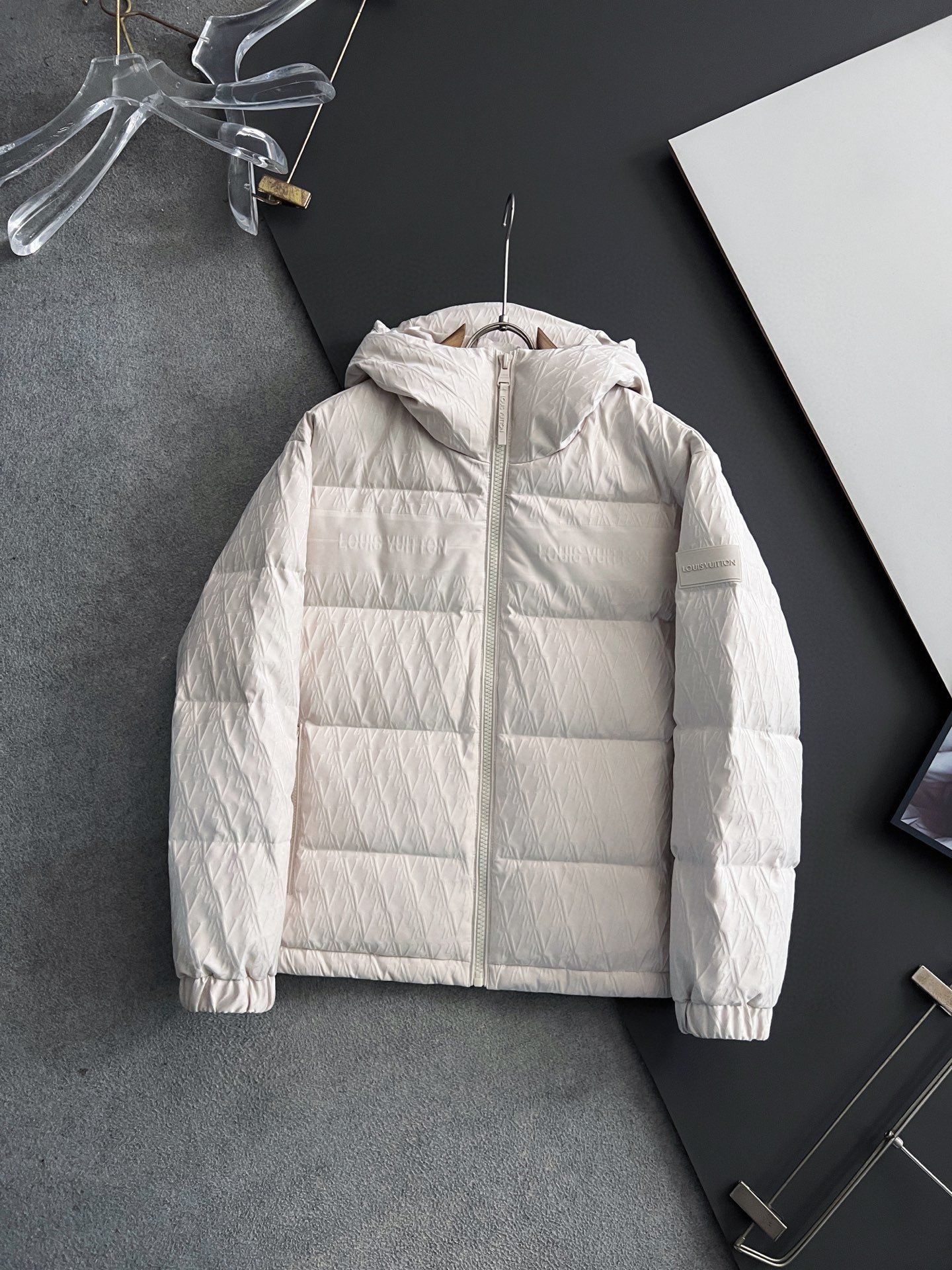 NO:655043,1V, 2025 new autumn and winter down jacket. Original 1:1 customized hardware accessories, all imported and original customization. Welcome to compare at the counter. Absolutely high quality. Made of top-grade goose down. Super soft. Full and fluffy. Super heavy fabric. The workmanship is perfect. Note that the fabric is super comfortable. Sizes 48-56,, down jacket, alexander wang198609091V、2025秋冬新款羽绒服 原版1:1订制五金配件全进口原版定制 欢迎专柜对比 绝对的高品质 采用顶级鹅绒 超柔软 充羽量蓬松饱满 超级重面料做工杠杠的版型完美 注意面料超舒服 尺码码数 48-56,,down jacket,alexander wang,Men's clothing