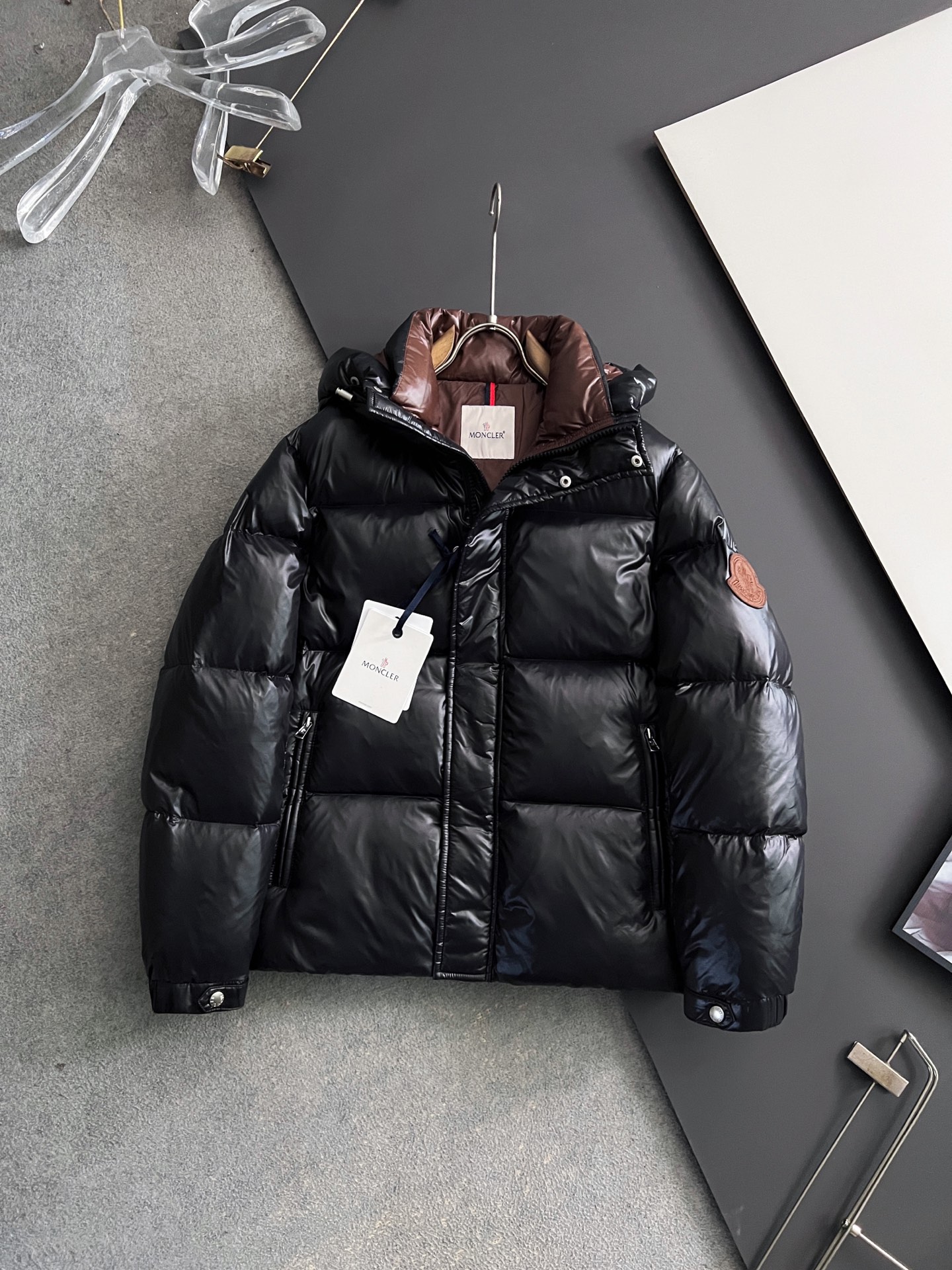 NO:655034,Moncle* Black Warrior 2025 Autumn and Winter Mon*ler Maya 70th Anniversary Wind and Snow Jacket Down Jacket The classic model is displayed at the counter, equipped with timeless attributes, the most reliable wrapping, and the most practical... The matte silk nylon material imported from Japan is much fresher than the previous shiny nylon products, and the velvet-filled details are a perfect combination.  The overall matte color tone is outstanding. It is light, comfortable and anti-adsorption, anti-static and locks velvet. The excellent performance indicators make it full of vitality and warmth in cold winter. European standard DIST-90 white goose down fur stems are light and warm to keep out the cold. The fluffy texture falls on the hand and looks like an inflatable bread. The sleeves and arms are decorated with embroidered felt craft badges and the detachable wind hood design is designed to keep you energetic despite the cold wind. Same style for men and women. Color: Black Warrior  Size:48-56,,jackets & coats,jackets & coats,down jacket,hats,alexander wang19860909Moncle*黑武士 2025秋冬Mon*ler Maya70周年风雪外套夹克羽绒服 柜台陈列经典款,配置永不过时属性,包裹性最牢靠,实用性最强... 日本进口哑光丝质尼龙材质,对比先前的亮面尼龙类产品算是新鲜了不少,版型充绒细节堪称完美结合. 整体雾面色调感出众.轻盈舒适抗吸附,防静电更锁绒,性能指标卓越绩效让寒冬中充满活力与温暖 欧标DIST-90白鹅绒毛梗,轻盈保暖御寒.蓬松质感坠手,活脱脱的充气面包. 袖臂刺绣毛毡工艺徽章装饰,拆卸式风兜帽设计造型,不怕寒风凛冽依旧活力四射. 男女同款 颜色:黑武士 尺码:48-56,,jackets & coats,jackets & coats,down jacket,hats,alexander wang,Men's clothing