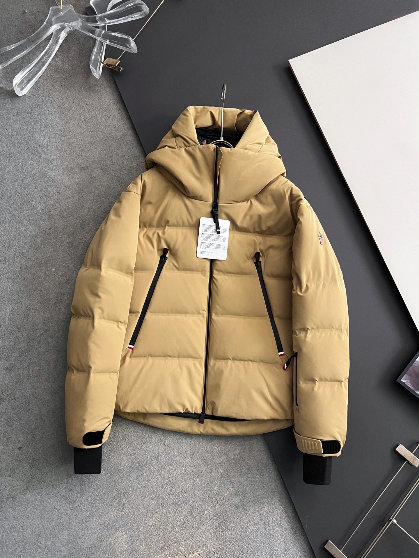 NO:655024,Moncle* Large Mouth Goose Down Latest Big Scarf Hat 2025 Autumn and Winter New Original 1:1 Customized Hardware Accessories All Imported Original Customization Welcome to compare at the counter Absolutely high quality Made of top-grade 95 white goose down Super soft Filled with fluffy and full feathers Super heavy fabric workmanship The perfect version Pay attention to the fabric is super comfortable Exclusive model Non-market goods Same style for men and women Sizes 48-56 are too large, Moncler hats, alexander wang19860909Moncle* 蒙口大鹅绒最新大围脖帽2025秋冬新款原版1:1订制五金配件全进口原版定制 欢迎专柜对比 绝对的高品质 采用顶级95白鹅绒 超柔软 充羽量蓬松饱满 超级重面料做工杠杠的版型完美 注意面料超舒服 独家款 非市场货 男女同款 尺码48-56偏大,,Moncler,hats,alexander wang,Men's clothing