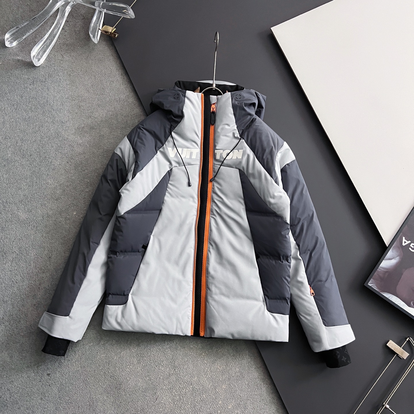 NO:655028,Official website synchronous Louis/mid-length ski down jacket Description LV men's ski jacket comes from the Ski series designed by Pharrell Williams, mainly gray + orange contrasting colors, full of modernity!  Waterproof nylon fabric + 90% pure down, warm and comfortable, with the word 'VUITTON' on the front + orange zipper, full of brand sense. It is suitable for outdoor sports such as skiing, and can also be worn daily. It is both functional and fashionable, and is a must-have for winter travel!  Material process analysis 1 The original version creates a high-end exclusive model 290 white duck down, which is the most down-filled on the market, and there are a series of misunderstandings such as false goose down. 3 Fabric: nylon; Lining: nylon, one of the best on the market, everything is customized according to the original version. 4 The original processing factory produces electroplated hardware, all original factory customization, non-market various replicas  5. Produced by a certain factory of the same OEM, they have always been unambiguous in terms of quality. Everyone knows about the craftsmanship, QA and QC quality inspection of the workers when shipping from large factories. It is not comparable to small factories in the market. LV down jackets, do not brag, there is currently almost no one that can do better than us!  Make an original product with care, so that every customer has the confidence to introduce to his customers that this is the top replica version in China. A good product does not need too many soft articles to set it off, only junk products will brag about the original ZP and use thousands of words to impress consumers!  Size 46-56 (same style for men and women) Color solid color, louis vuitton, louis vuitton, jackets & coats, down jacket, alexander wang19860909官网同步路易/中长款滑雪羽绒服 描述 LV男士滑雪夹克来自Pharrell Williams设计的Ski 系列,主打灰色＋橘色撞色,现代感满满！防水尼绒面料＋90纯羽绒,保暖又舒适,正面”VUITTON“字样＋橙色拉链,品牌感十足.适合滑雪等户外运动,也能日常穿搭,兼具功能与时尚,冬季出行必备！ 材料工艺解析 1原版打造高级感独家款 290 白鸭绒,市面充绒最满,绝不吹虚鹅绒等一系列的错误理解 3 面料: 锦纶; 里料: 锦纶 ,市面最顶级没有之一,一切遵照原版定制. 4原代加工厂出品电镀五金,全部原厂定制,非市场各类复刻版 5某同代工厂出品,在品质方面一直是不去含糊,大厂出货大家都懂工人的工艺、QA与Qc品检 不是市面小厂可比的. lv羽绒服,不吹嘘,目前能比我们做的更好的几乎没有！ 用心做一件原版产品,让每一位客户有底气去给他的客户介绍说这个是国内最顶级复刻版本. 好的产品不需要过多软文去衬托, 只有垃圾产品才会吹嘘原单ZP 用洒洒洋洋几千字来打动消费者！ 尺码46-56（男女同款） 颜色单色,,louis vuitton,louis vuitton,jackets & coats,down jacket,alexander wang,Men's clothing