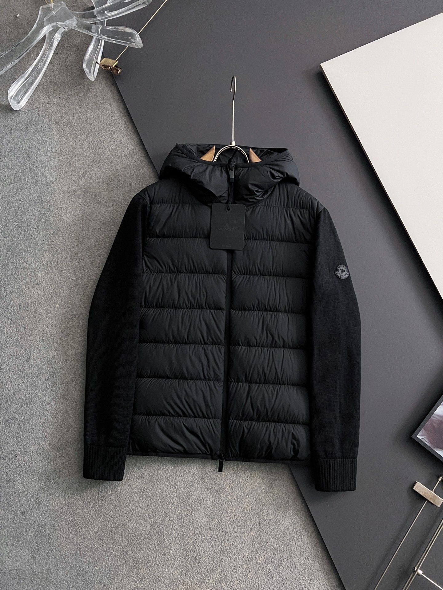 NO:655032,Monc1er/Mongolian* knitted down splicing stand collar unique side thread design!  !  !  The selling point is down knitted splicing, and the splicing is made of wool blended fabric!  Mengjia will release several sweaters and down at this time every year. In fact, the sweater and down at the Mjia counter are classic and evergreen styles. They are all basic styles. They can be worn alone or matched inside, as a sweater. The main promotion of this kind of counter is black, so most of them are black, with down in the front. Our studio has launched a gray series of products to let everyone experience different surprises. The color combination is particularly good!  The face threads are also super nice!  Very comfortable!  The back and both sleeves are made of wool blended fabric, size 1-5, sweaters, down jacket, alexander wang19860909Monc1er/蒙＊针织羽绒拼接立领 独特侧面螺纹设计！！！ 卖点羽绒针织拼接, 拼接处采用羊毛混纺面料！ 蒙家每年这个时候都会出几款毛衣拼羽绒, 其实毛衣拼羽绒在M家 专柜里是经典加常青款,都是走基础风格, 可以单穿还可以搭配在里面, 当个毛衣穿,这种专柜主推的就是黑色、 所以多下来也是黑色多、前面是羽绒,本工作室推出灰色系列产品让大家体验不一样的惊喜色彩搭配特别好！测面螺纹也是超级好看！舒适感特好！ 后面和两个袖子都是羊毛混纺的面料 码数1-5,,sweaters,down jacket,alexander wang,Men's clothing