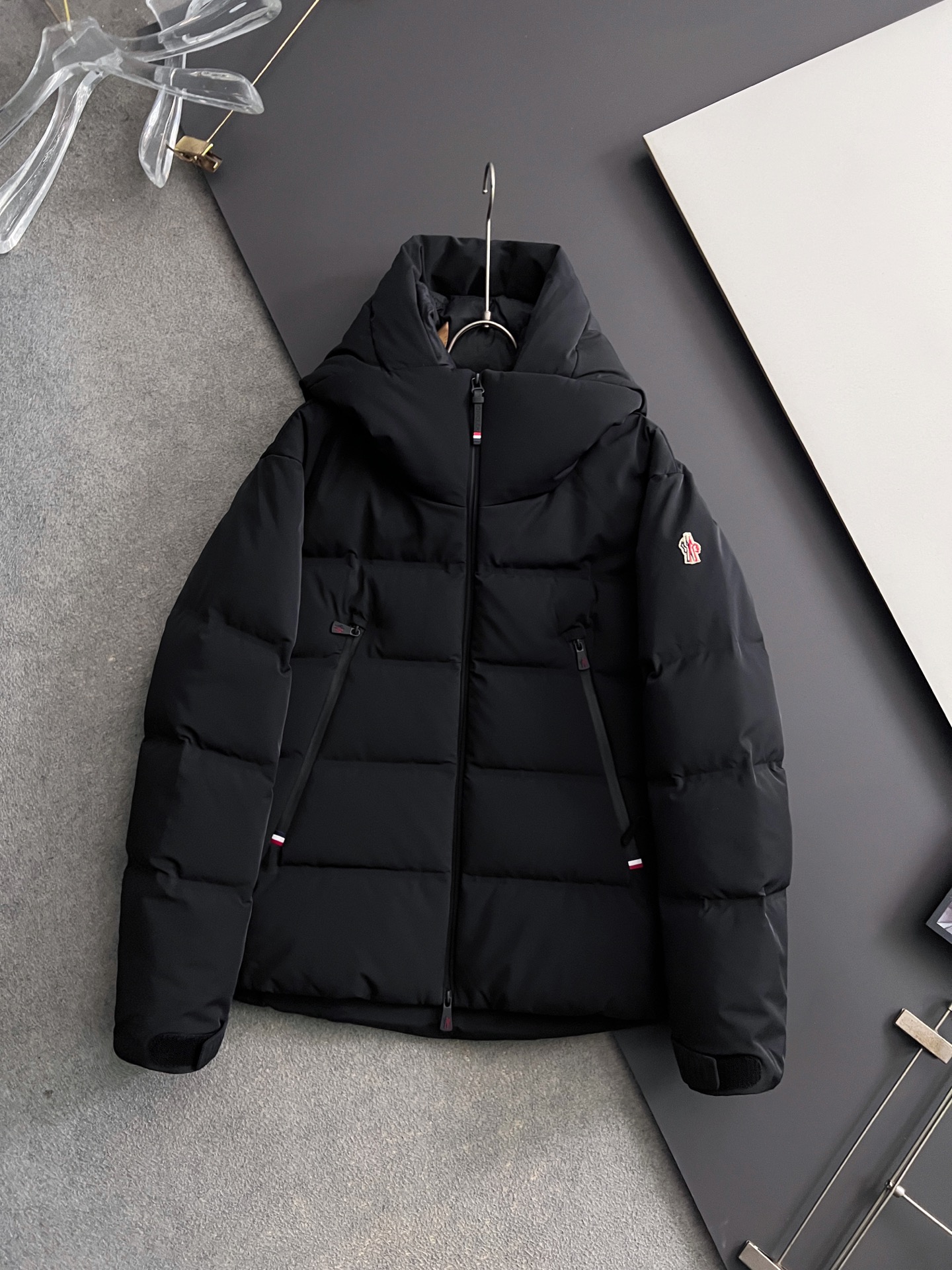 NO:655031,Moncle* Large Mouth Goose Down Latest Big Scarf Hat 2025 Autumn and Winter New Original 1:1 Customized Hardware Accessories All Imported Original Customization Welcome to compare at the counter Absolutely high quality Made of top-grade 95 white goose down Super soft Filled with fluffy and full feathers Super heavy fabric workmanship The perfect version Pay attention to the fabric is super comfortable Exclusive model Non-market goods Same style for men and women Sizes 48-56 are too large, Moncler hats, alexander wang19860909Moncle* 蒙口大鹅绒最新大围脖帽2025秋冬新款原版1:1订制五金配件全进口原版定制 欢迎专柜对比 绝对的高品质 采用顶级95白鹅绒 超柔软 充羽量蓬松饱满 超级重面料做工杠杠的版型完美 注意面料超舒服 独家款 非市场货 男女同款 尺码48-56偏大,,Moncler,hats,alexander wang,Men's clothing