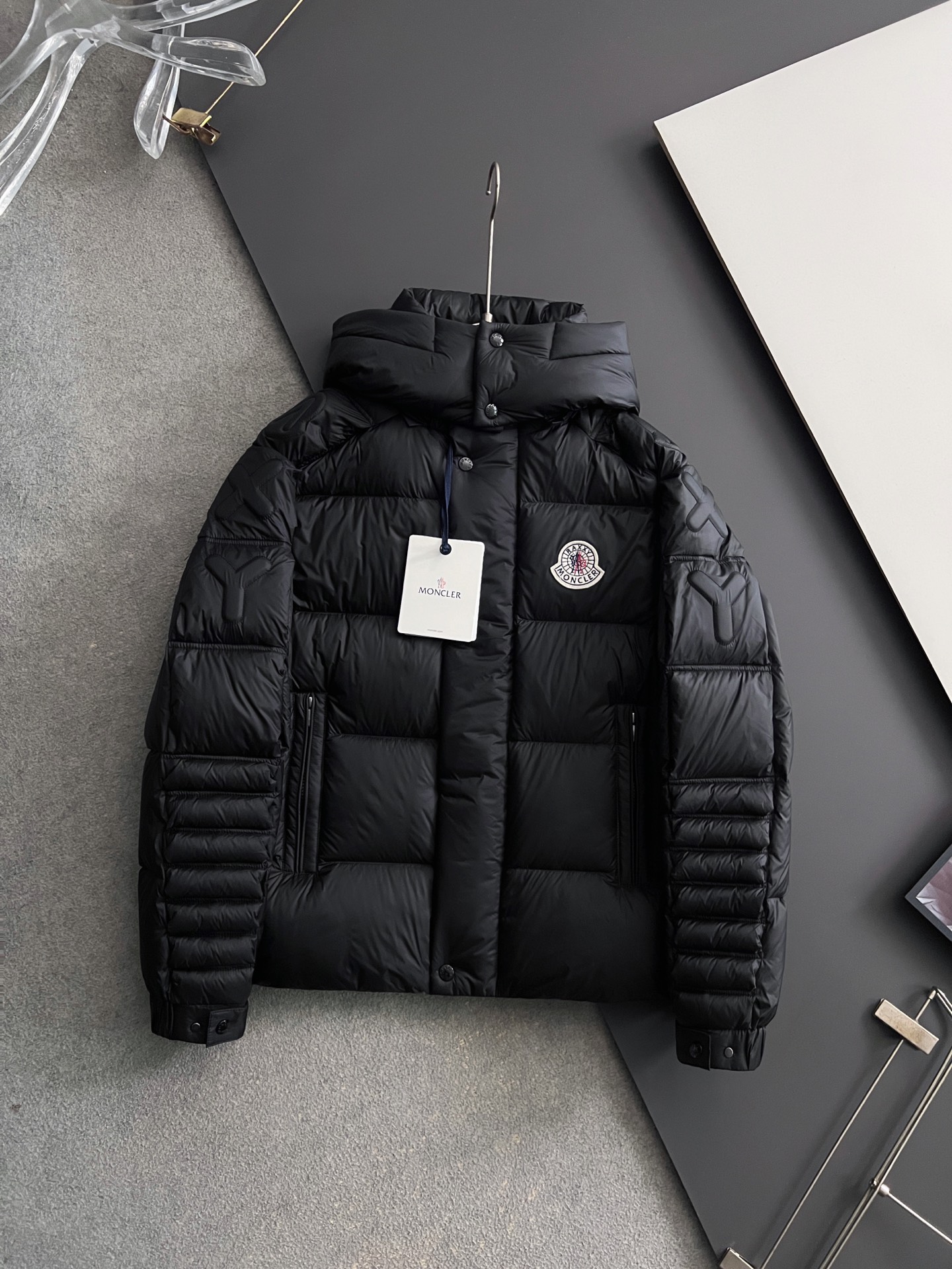 NO:655068,Mon (goose down) official website 2025 autumn and winter new down jacket. This is known as the most high-end down jacket, all 90 down, complete with three labels and a classic logo combination. It is full of visual impact at first sight. It has better thermal insulation performance, is light and not heavy, and has good loft recovery after compression, and it can gather heat and lock in temperature!  Personalized color matching design, fresh and energetic!  There are too many versions circulating in the market. In addition to the different fabrics and workmanship, the biggest difference is that the filling is not goose down at all but feather silk or velvet, etc., and it is not easy to distinguish for those who don’t understand. In addition, the fabrics and workmanship are definitely not of the same level. In short, look for us and you will never go astray. All the exclusive full colors are purchased from genuine development. If you understand the quality of our down jackets, you can safely recommend it with your eyes closed. The three standards are complete!  Uniform series for men and women!  Size 48-56,,down jacket,alexander wang19860909Mon（鹅绒） 官网款2025秋冬新款羽绒服.这款号称羽绒服届最高端的,全部90绒的三标齐全带着经典的Logo组合搭配,第一眼看到就是满满的视觉冲击,保暖性能更出色,轻便不厚重,且压缩后的蓬松度恢复性好,聚热锁温！个性的拼色设计,清新有活力！市面流通的版本实在太多了,除了面料做工不同外,最大的区别就是填充物根本不是鹅绒而是羽丝或手感绒等等,而不懂的根本不容易区分.另外面料和做工也绝对不是一个级别,总之认准我们,让你绝对不跑偏,独家全色全部购入正版开发,懂我们家羽绒服质量的,完全可以放心闭眼推.三标齐全！男女同款系列！码数48-56,,down jacket,alexander wang,Men's clothing