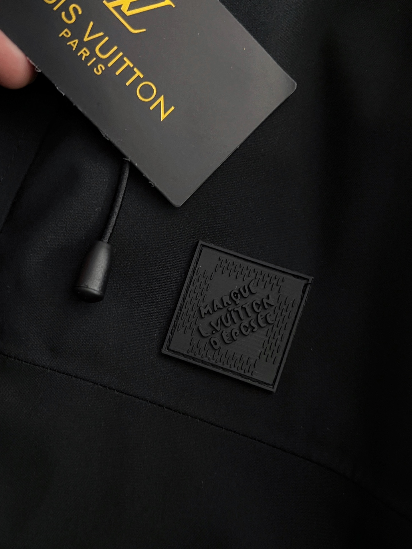 1V* 2025FW秋冬新品 连帽羽绒服，高端的主要原料以优质纤维做到彻底防风防水系统，以提升面料的性能