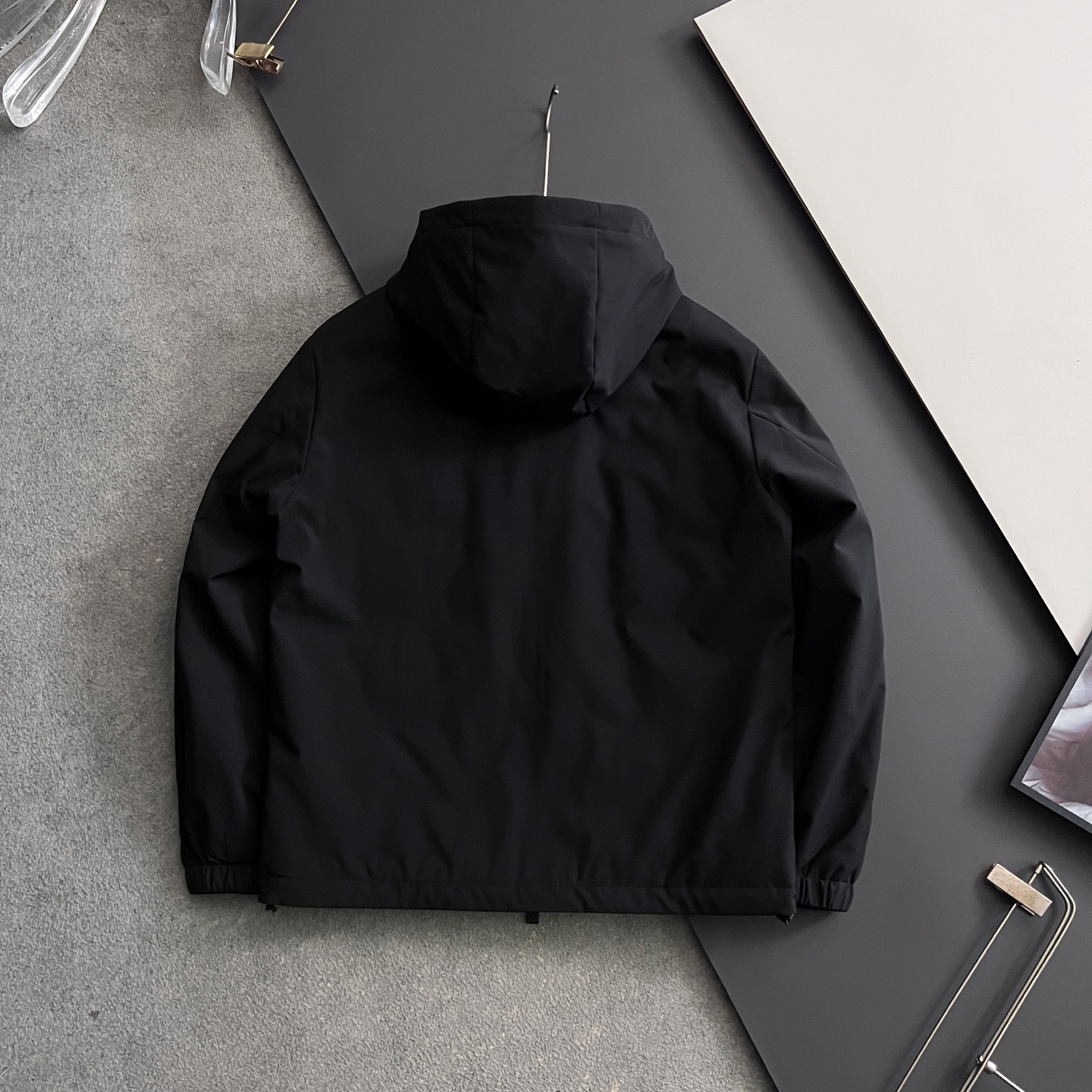 1V* 2025FW秋冬新品 连帽羽绒服，高端的主要原料以优质纤维做到彻底防风防水系统，以提升面料的性能