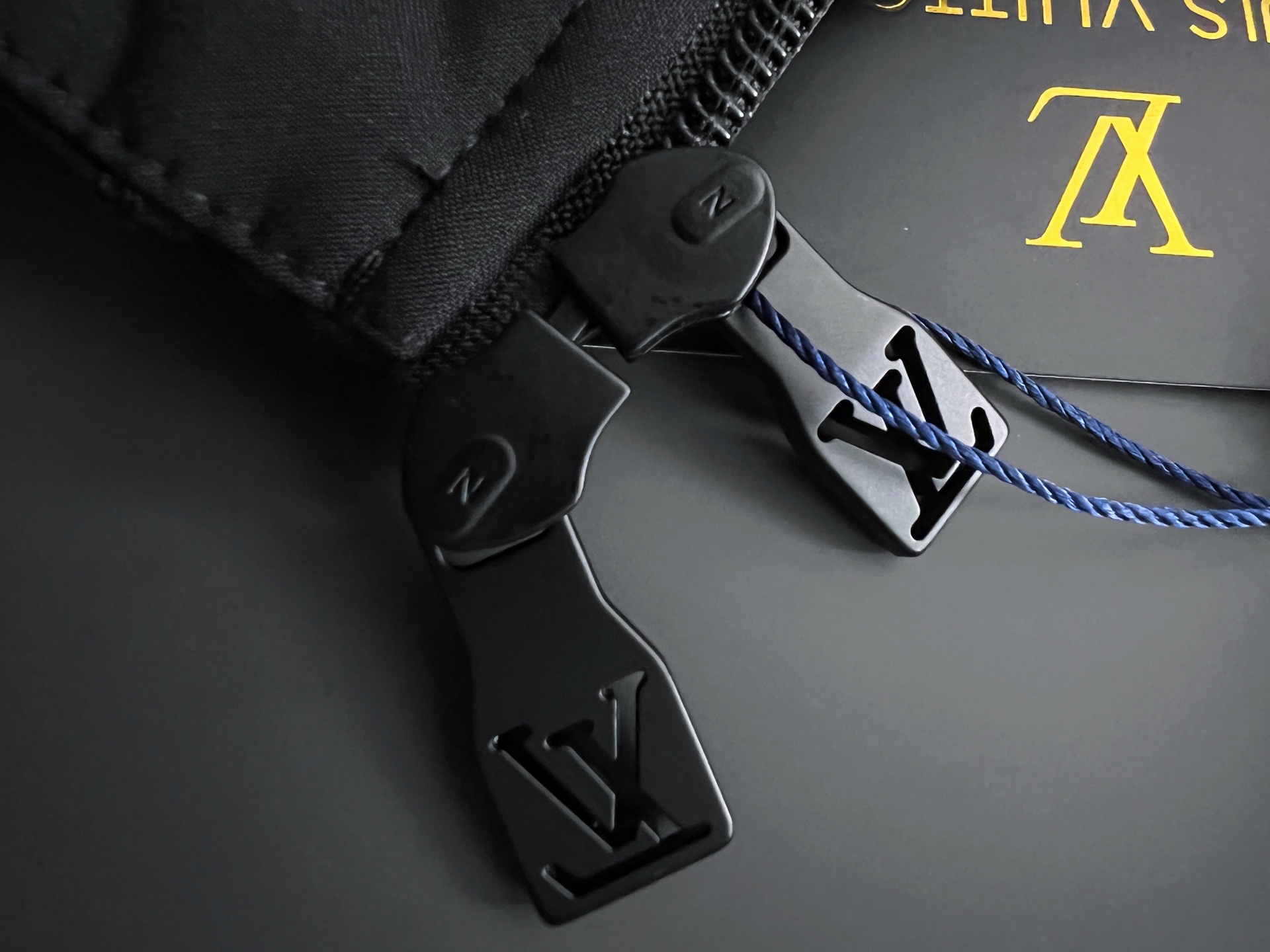 1V* 2025FW秋冬新品 连帽羽绒服，高端的主要原料以优质纤维做到彻底防风防水系统，以提升面料的性能