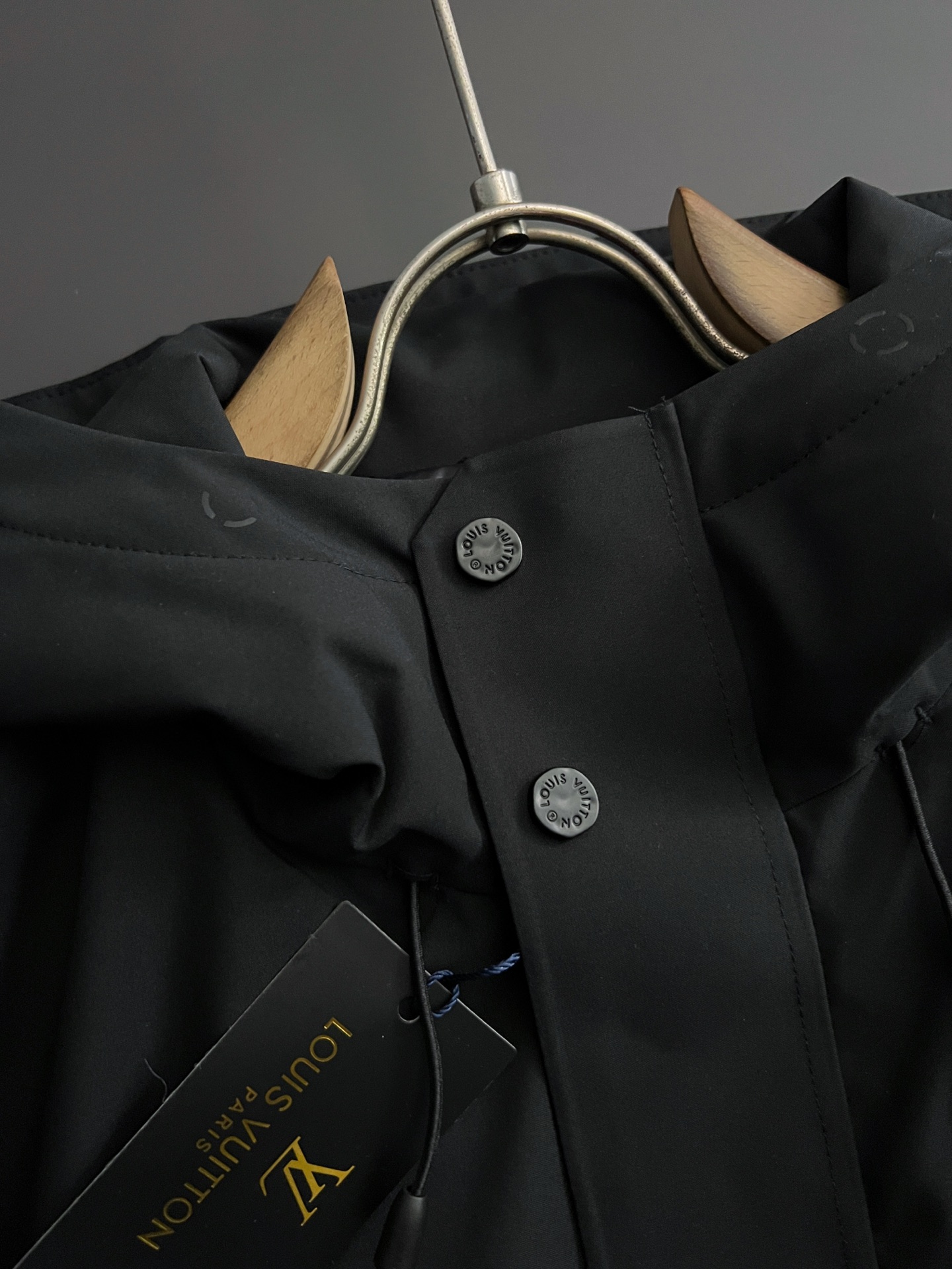 1V* 2025FW秋冬新品 连帽羽绒服，高端的主要原料以优质纤维做到彻底防风防水系统，以提升面料的性能