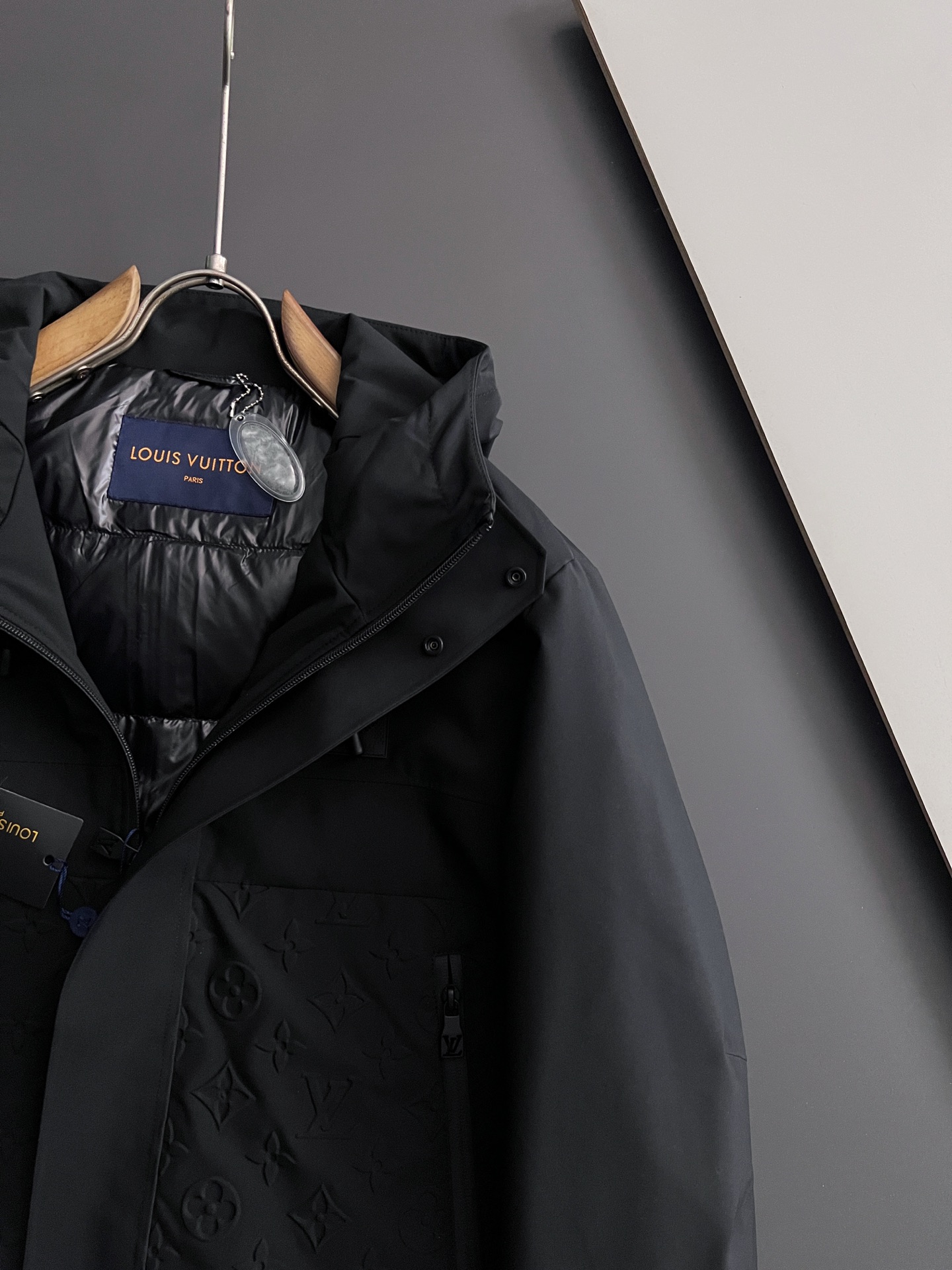 1V* 2025FW秋冬新品 连帽羽绒服，高端的主要原料以优质纤维做到彻底防风防水系统，以提升面料的性能