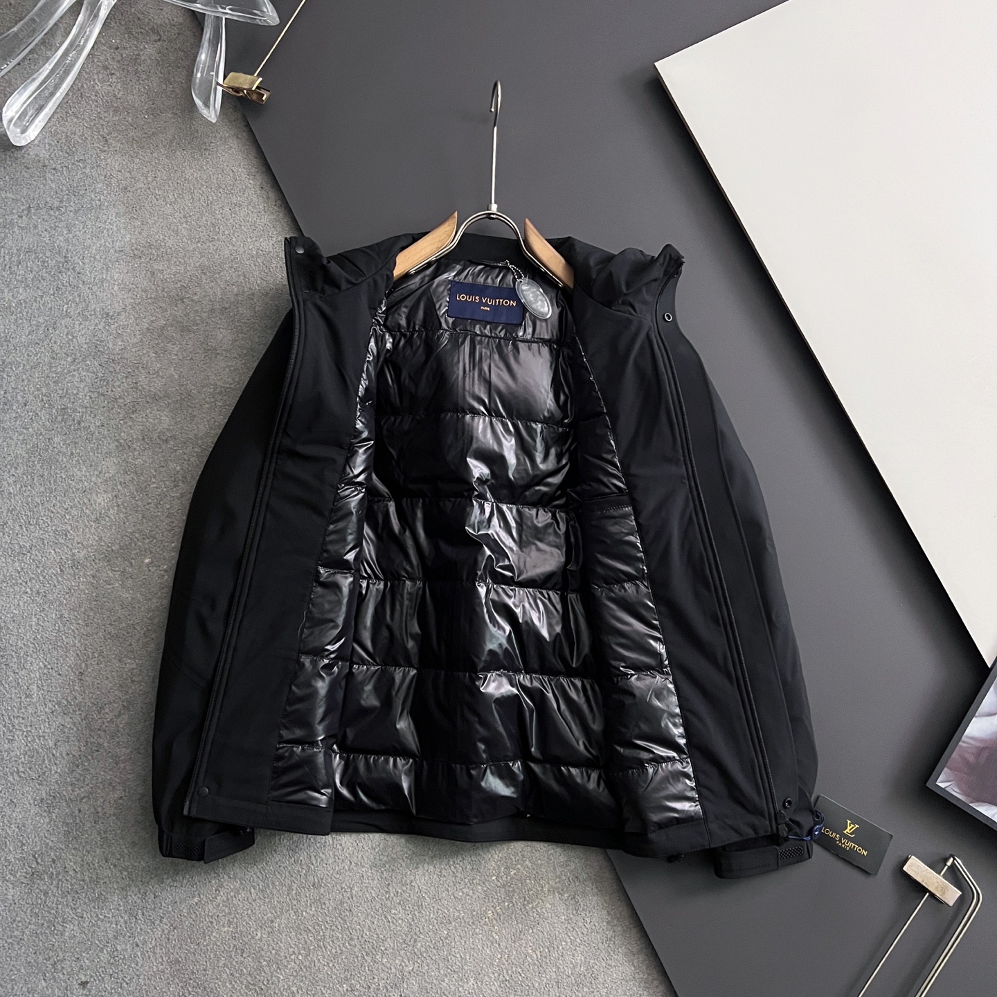 1V* 2025FW秋冬新品 连帽羽绒服，高端的主要原料以优质纤维做到彻底防风防水系统，以提升面料的性能