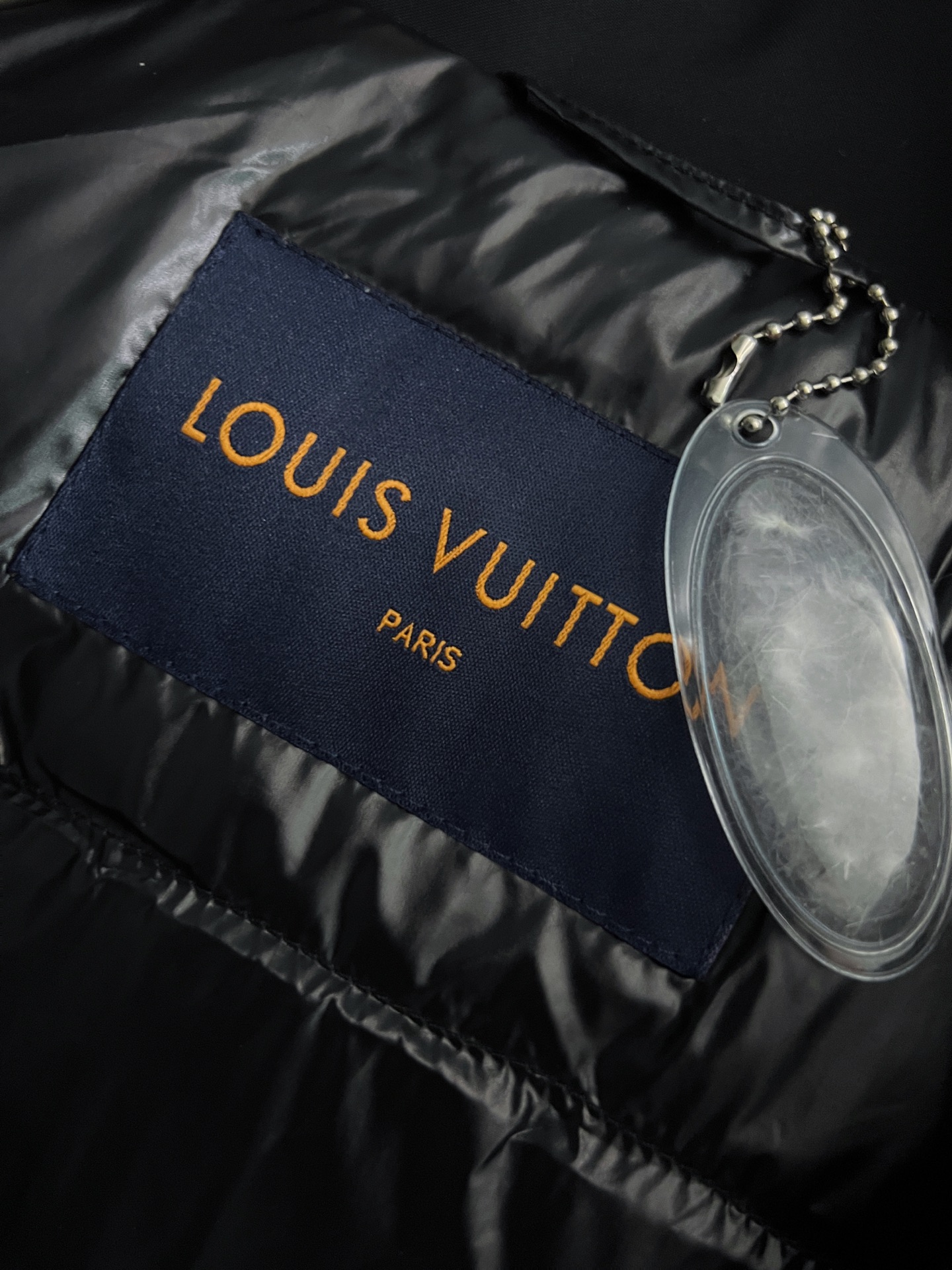 1V* 2025FW秋冬新品 连帽羽绒服，高端的主要原料以优质纤维做到彻底防风防水系统，以提升面料的性能