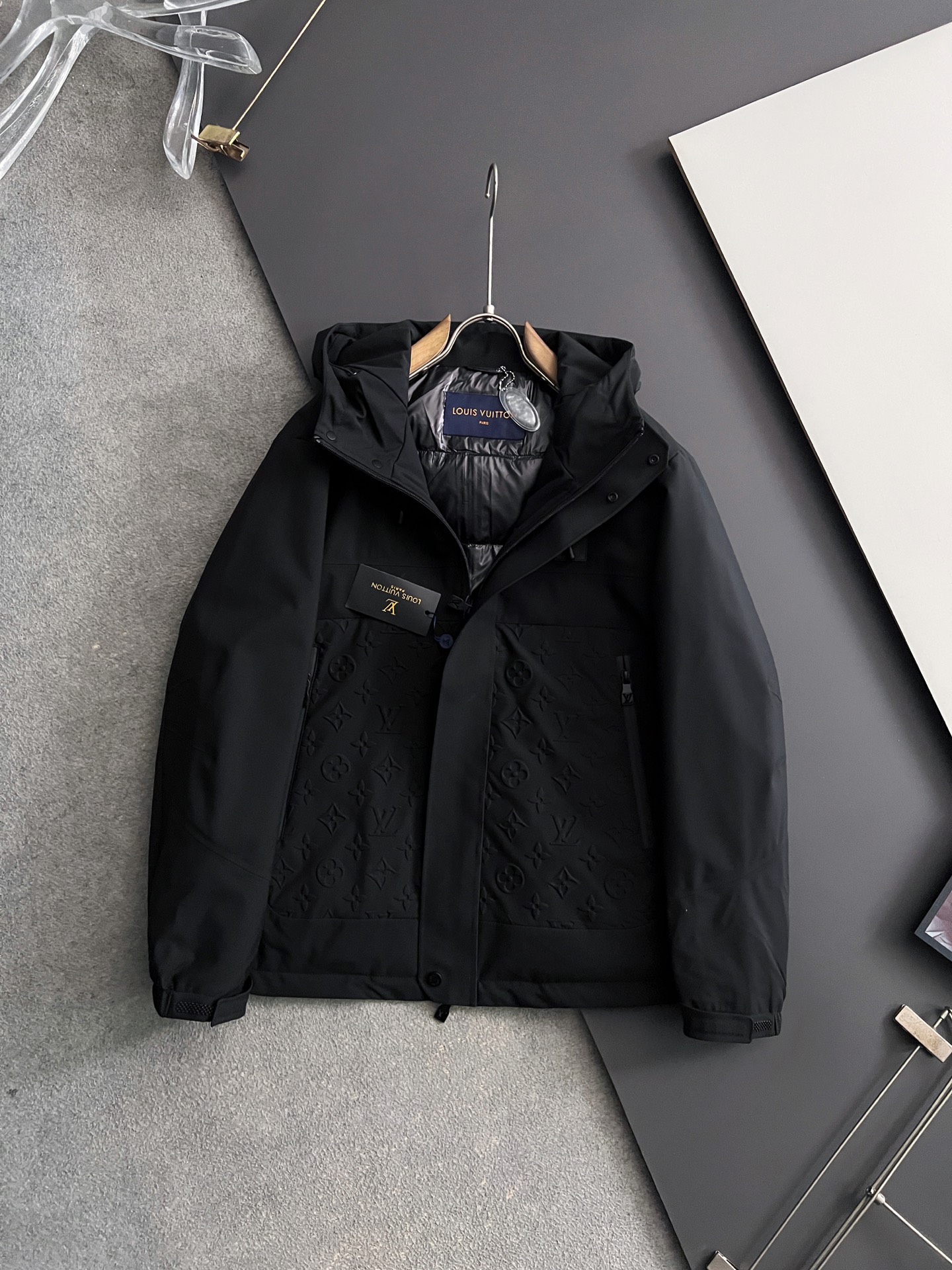 1V* 2025FW秋冬新品 连帽羽绒服，高端的主要原料以优质纤维做到彻底防风防水系统，以提升面料的性能