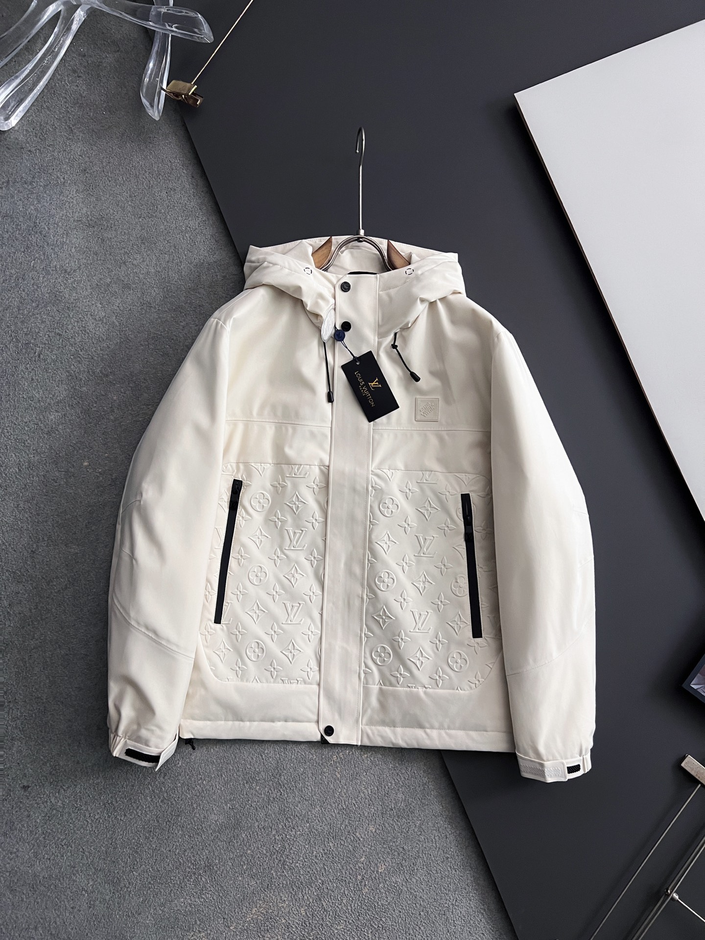 1V* 2025FW秋冬新品 连帽羽绒服，高端的主要原料以优质纤维做到彻底防风防水系统，以提升面料的性能