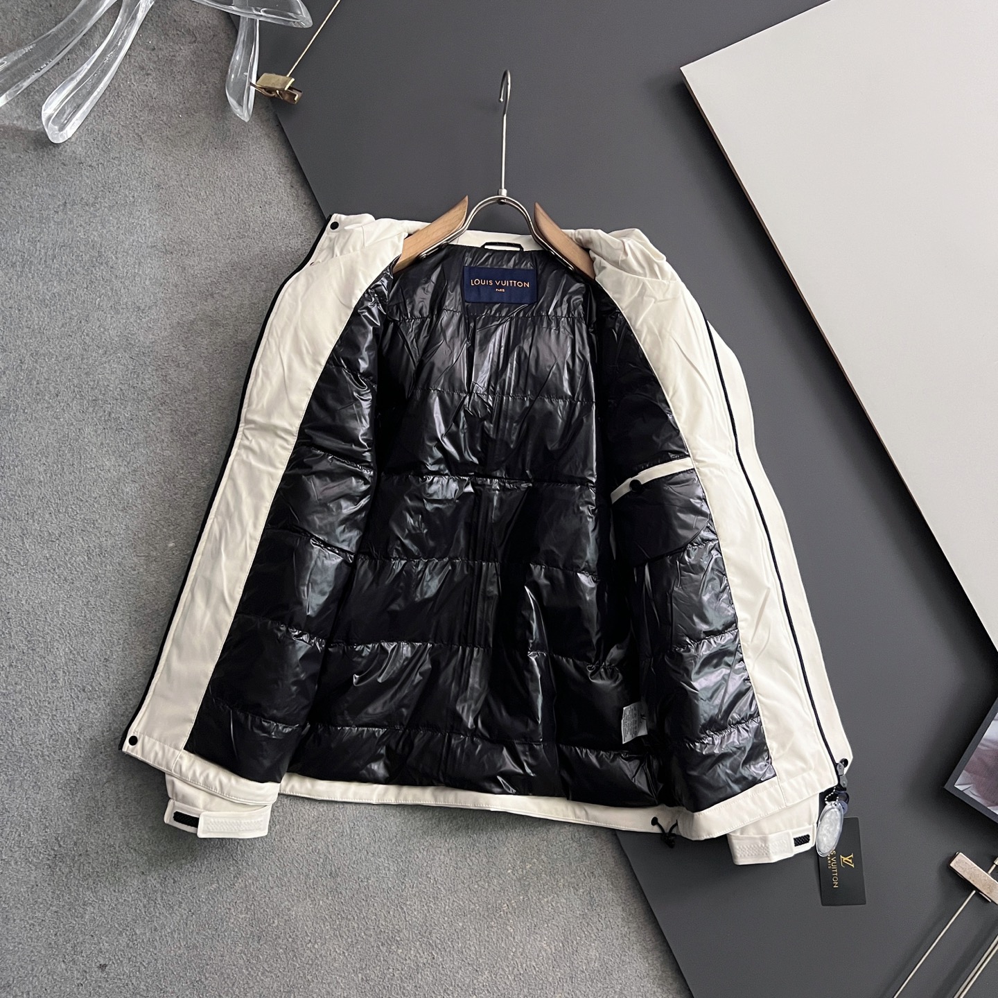 1V* 2025FW秋冬新品 连帽羽绒服，高端的主要原料以优质纤维做到彻底防风防水系统，以提升面料的性能