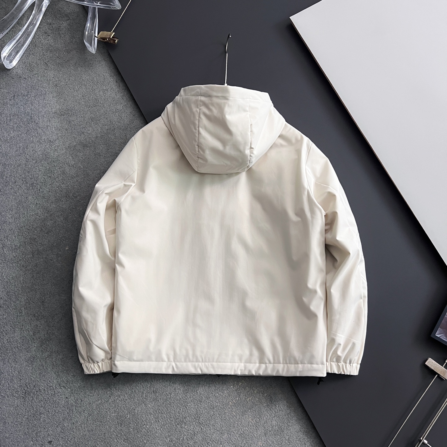 1V* 2025FW秋冬新品 连帽羽绒服，高端的主要原料以优质纤维做到彻底防风防水系统，以提升面料的性能