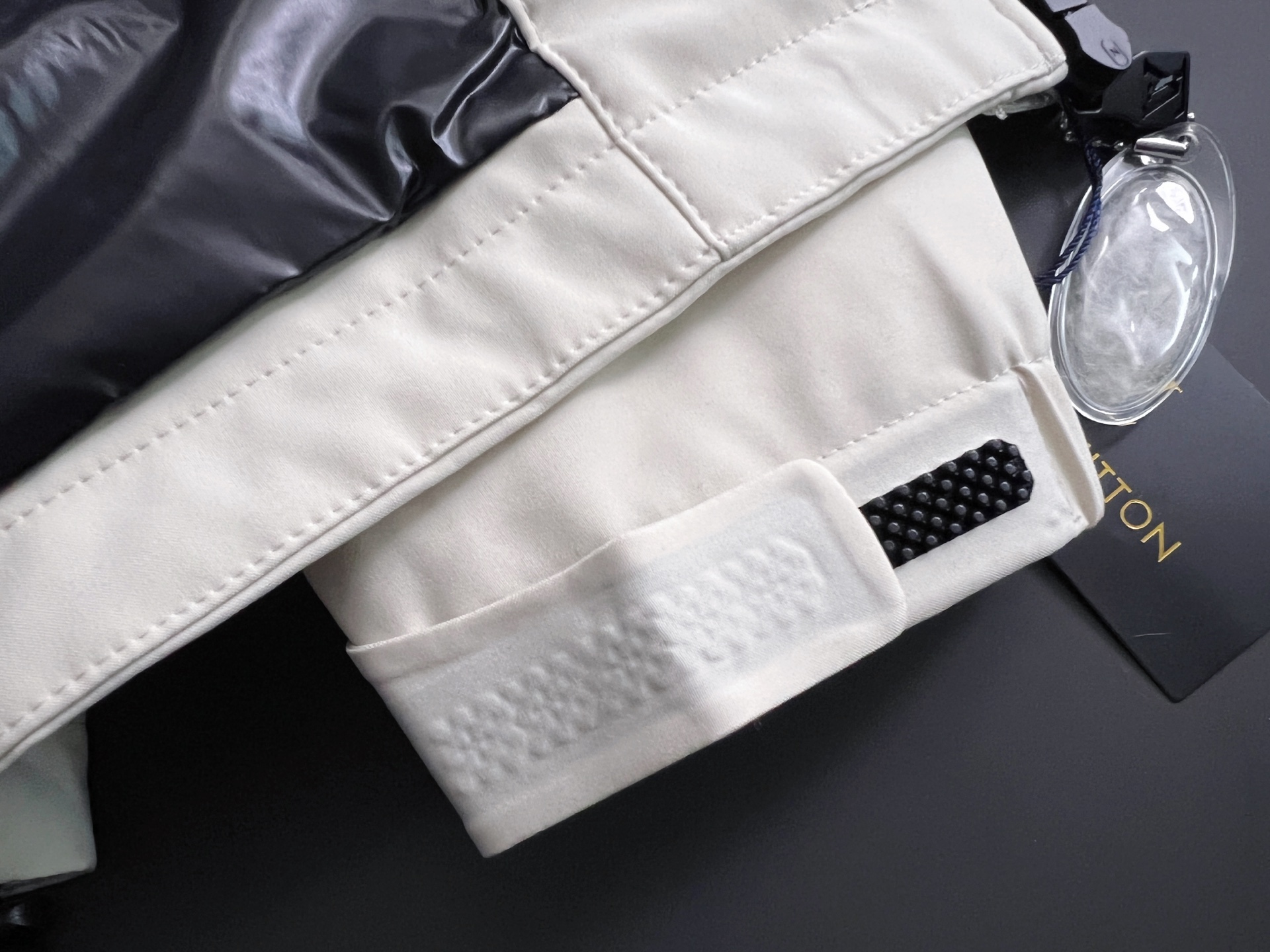 1V* 2025FW秋冬新品 连帽羽绒服，高端的主要原料以优质纤维做到彻底防风防水系统，以提升面料的性能