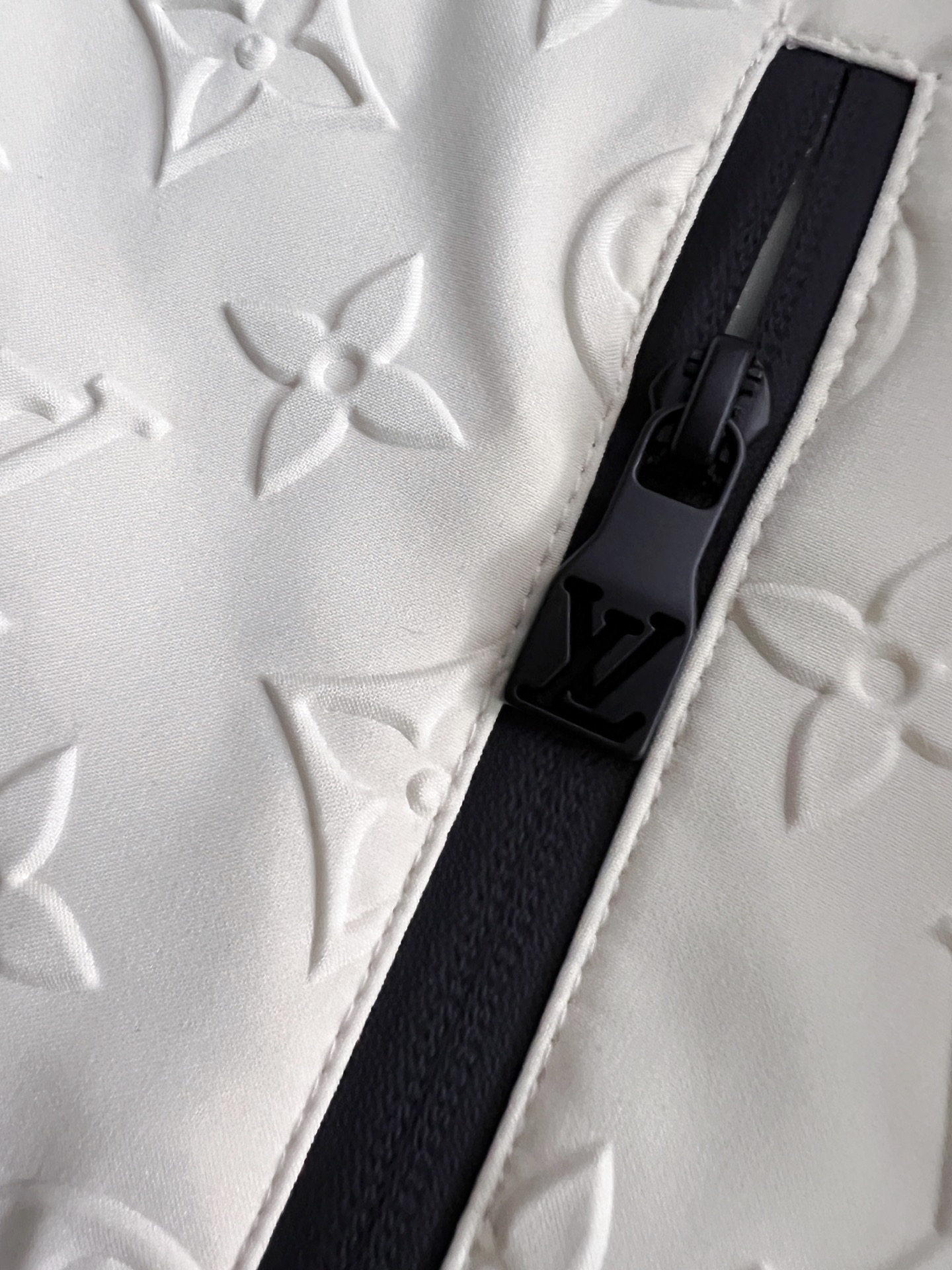 1V* 2025FW秋冬新品 连帽羽绒服，高端的主要原料以优质纤维做到彻底防风防水系统，以提升面料的性能