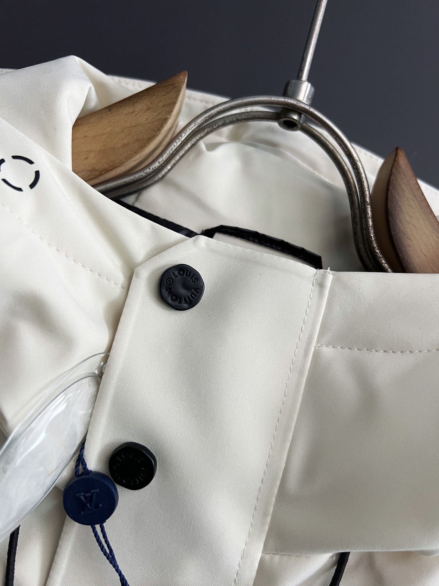 1V* 2025FW秋冬新品 连帽羽绒服，高端的主要原料以优质纤维做到彻底防风防水系统，以提升面料的性能