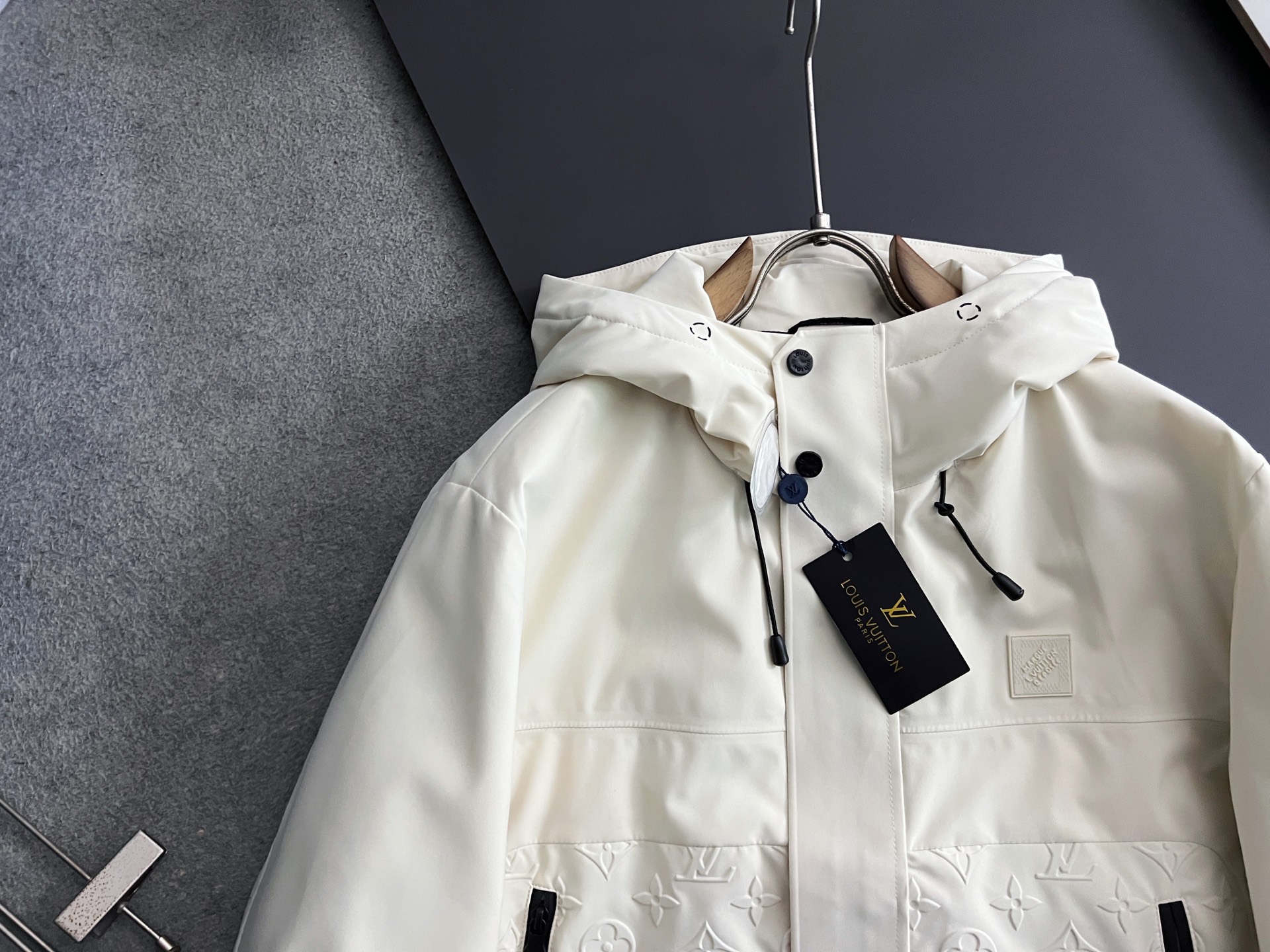 1V* 2025FW秋冬新品 连帽羽绒服，高端的主要原料以优质纤维做到彻底防风防水系统，以提升面料的性能