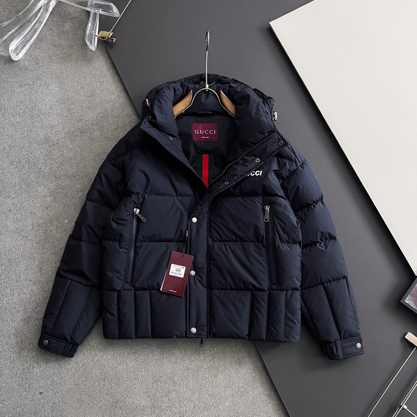 NO:829969,Gucc*, 2025 new autumn and winter down jacket. Original 1:1 customized hardware accessories, all imported and original customization. Welcome to compare at the counter. Absolutely high quality. Made of national standard white goose down. Super soft. Filled with fluffy and full feathers. Super heavy fabrics with perfect workmanship. Pay attention to the fabrics are super comfortable. Sizes 48-56,,gucci,down jacket,19860909Gucc*、2025秋冬新款羽绒服 原版1:1订制五金配件全进口原版定制 欢迎专柜对比 绝对的高品质 采用国标白鹅绒 超柔软 充羽量蓬松饱满 超级重面料做工杠杠的版型完美 注意面料超舒服 尺码码数 48-56,,gucci,down jacket,,Men's clothing