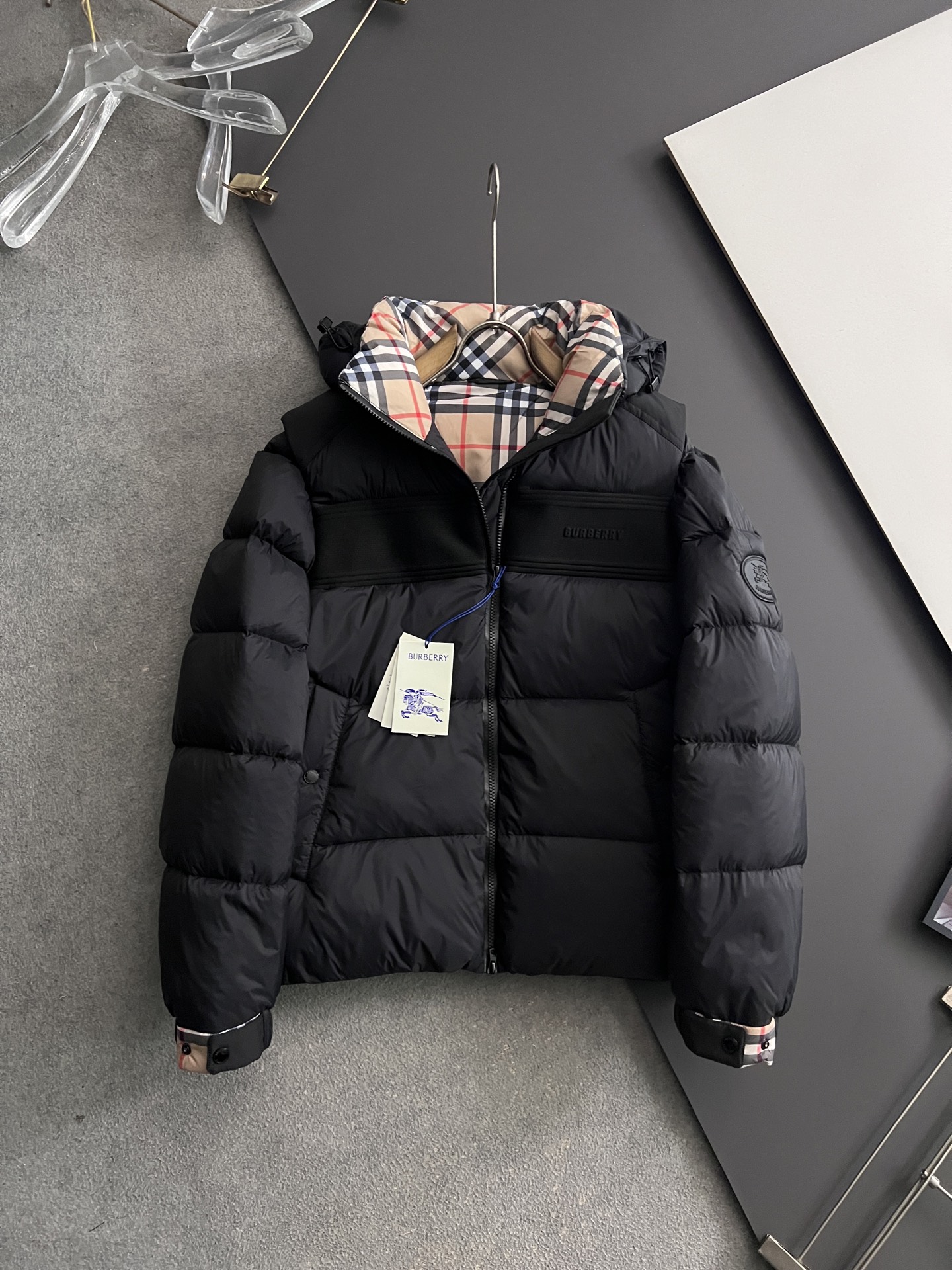 NO:829961,Bur*, 2025 new autumn and winter down jacket. Original 1:1 customized hardware accessories, all imported and original customization. Welcome to compare at the counter. Absolutely high quality. Made of national standard white goose down. Super soft. Filled with feathers and fluffy. Super heavy fabrics with perfect workmanship. Note that the fabric is super comfortable. Sizes 48-56,,burberry,down jacket,19860909Bur*、2025秋冬新款羽绒服 原版1:1订制五金配件全进口原版定制 欢迎专柜对比 绝对的高品质 采用国标白鹅绒 超柔软 充羽量蓬松饱满 超级重面料做工杠杠的版型完美 注意面料超舒服 尺码码数 48-56,,burberry,down jacket,,Men's clothing