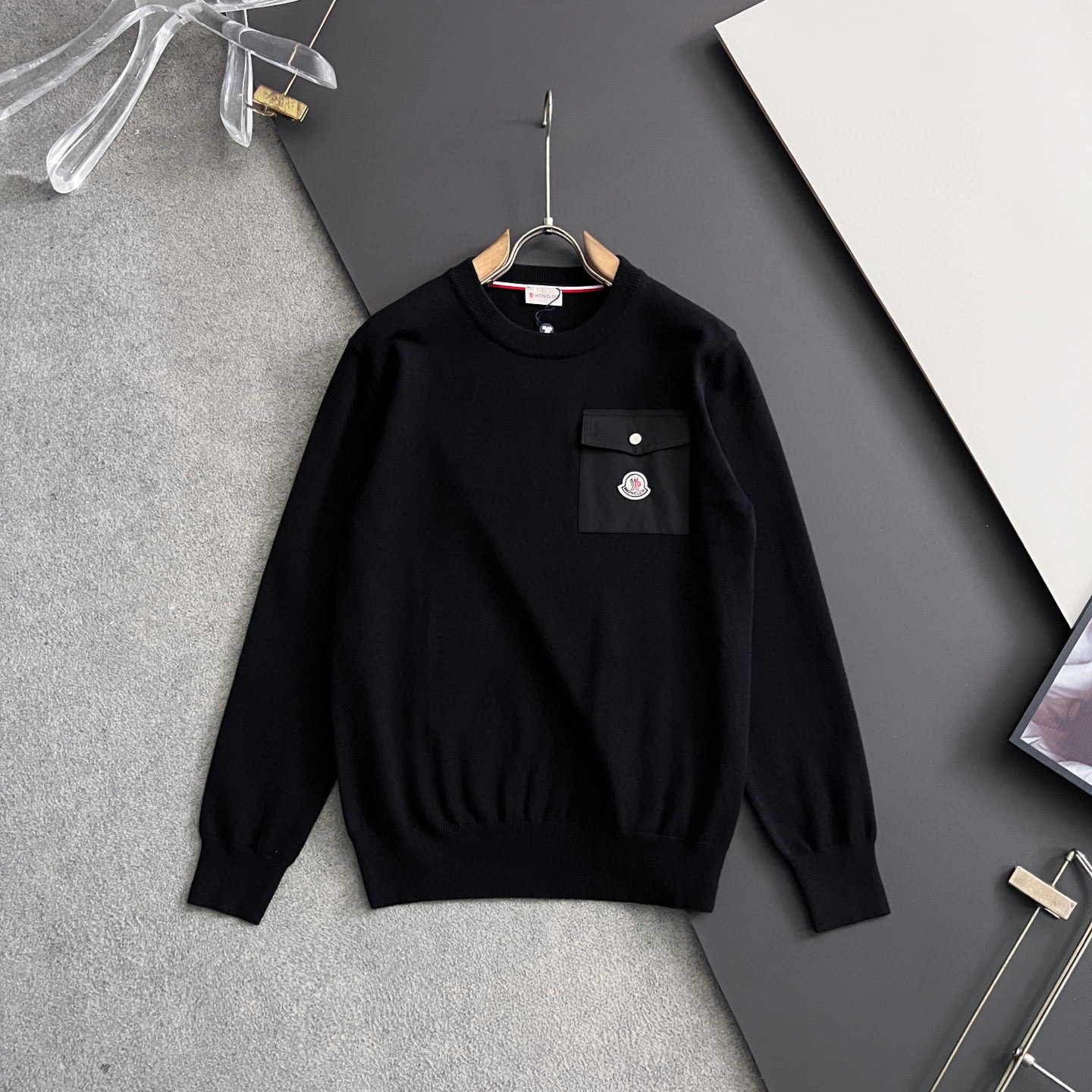 NO:681663,) Moncle*·2025 sweaters, the latest styles for autumn and winter!  High-quality Italian imported fabrics, high-density knitting, versatile sweaters, and shirts are all very handsome!  Logo!  It is more durable and less prone to deformation. It has an excellent fit and can be easily held in various styles. It is also a type that needs to be adjusted according to the fit of the fabric!  The classic fashion decoration that is sought after every year has become popular all over the world!  Size M-3XL,,sweaters,shirts,19860909）Moncle*·2025款毛衣,秋冬最新款！高品质意大利进口面料,高密度针织,百搭毛衣,内搭衬衫都帅气十足！Logo标志！更耐穿更加不易变形,版型极好,各种风格都能轻松HOLD住,冲着版型面料也要收的类型！年年被追捧的经典时尚装饰已经风靡全球！码数M-3XL,,sweaters,shirts,,Men's clothing