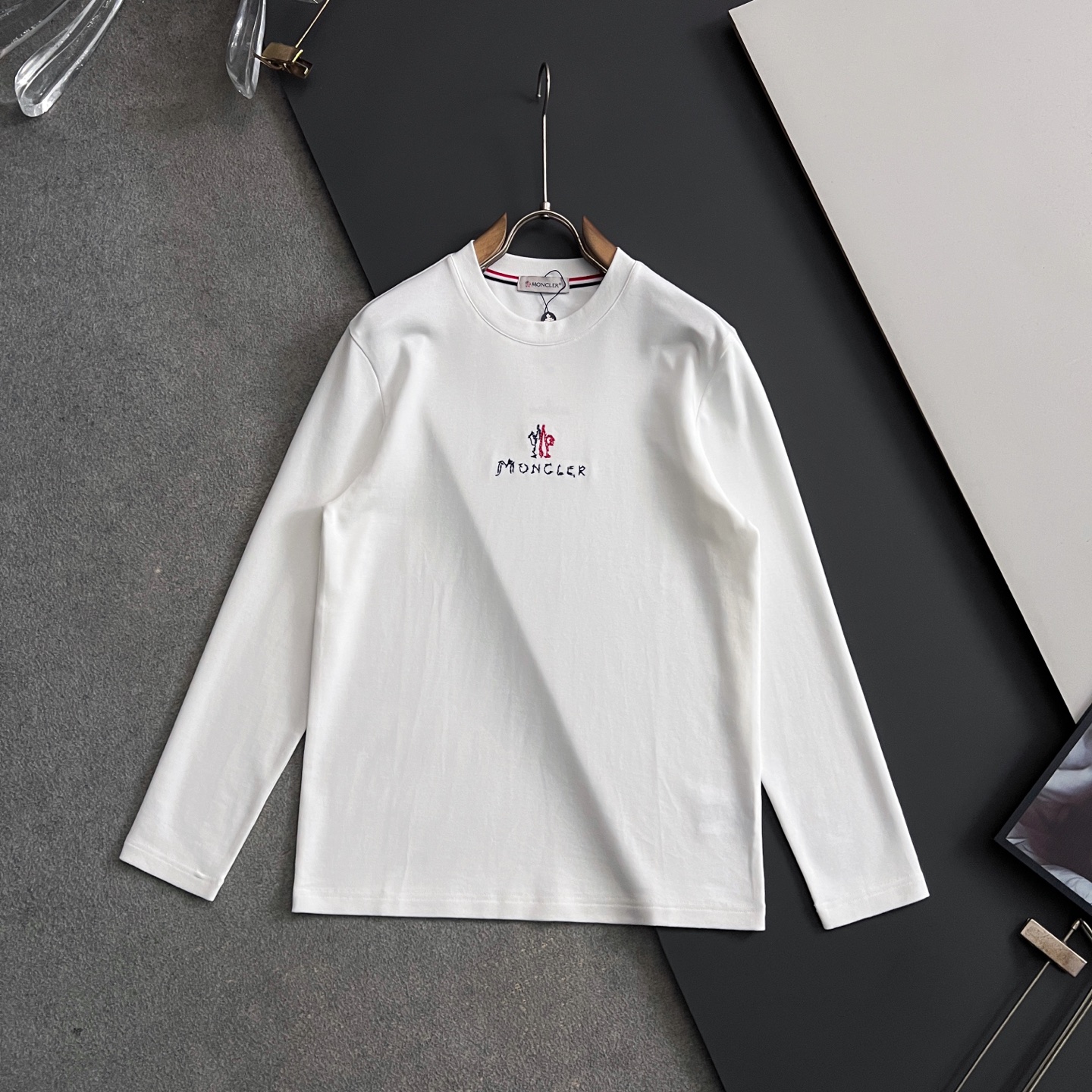 NO:681667,) Moncle*, the latest 2025Ss autumn and winter bottoming shirts are available at the counter at the same time. The special grade Lyocell mulberry silk mixed forging inner webbing insert is very high-end, fashionable and casual round neck long-sleeved T-shirt, top embroidery embossed technology letter pattern logo, simple and fashionable, extremely high-grade, handsome upper body, complete three labels, 2 colors recommended, size M-3XL,, tees, t-shirt,19860909）Moncle*,2025Ss秋冬最新品打底衫狠货专柜同步有售,特级莱赛尔桑蚕丝混合锻造内织带嵌条非常高档,时尚休闲圆领长袖T恤,顶级刺绣压花工艺字母图案logo,简约时尚,档次极高,上身帅气十足,三标齐全,2色推荐,码数M-3XL,,tees，t-shirt,,Men's clothing