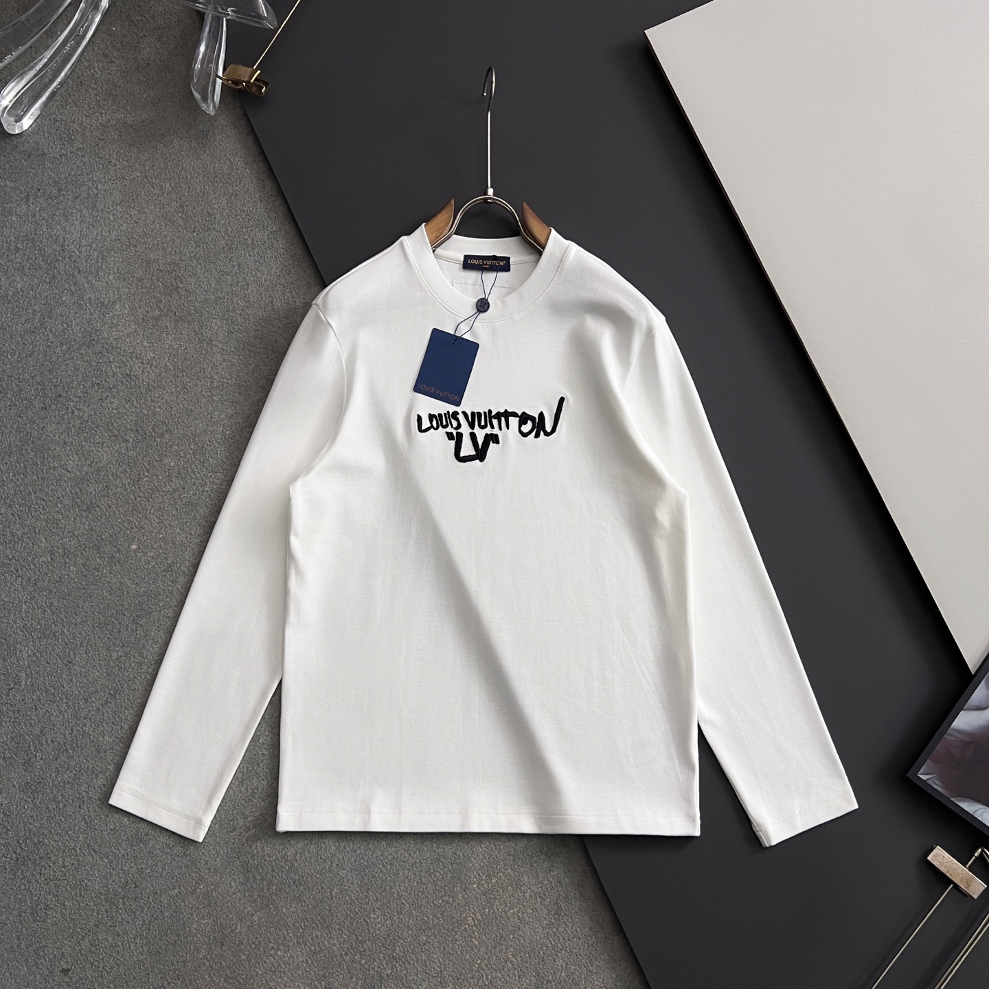 NO:681677,) 1V*, the latest 2025Ss autumn and winter bottoming shirts are available at the same time at the hard goods counters. The premium Lyocell mulberry silk mixed forging inner webbing insert is very high-end, fashionable and casual round neck long-sleeved T-shirt, top embroidery embossed letter pattern logo, simple and fashionable, extremely high-grade, handsome upper body, complete with three labels, 2 colors recommended, size M-3XL,, tees, t-shirt,19860909）1V*,2025Ss秋冬最新品打底衫狠货专柜同步有售,特级莱赛尔桑蚕丝混合锻造内织带嵌条非常高档,时尚休闲圆领长袖T恤,顶级刺绣压花工艺字母图案logo,简约时尚,档次极高,上身帅气十足,三标齐全,2色推荐,码数M-3XL,,tees，t-shirt,,Men's clothing