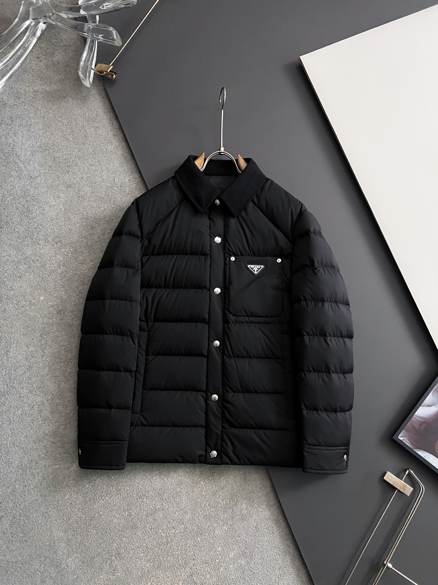 NO:681690,) Prad*, 2025 autumn and winter new down jacket. The original 1:1 customized hardware accessories are all imported and customized. Welcome to compare at the counter. Absolutely high quality. Made of national standard white duck down. Super soft. Filled with feathers and fluffy. Super heavy fabrics with perfect workmanship. Note that the fabric is super comfortable. Sizes 48-56, prada, down jacket,19860909）Prad*、2025秋冬新款羽绒服 原版1:1订制五金配件全进口原版定制 欢迎专柜对比 绝对的高品质 采用国标白鸭绒 超柔软 充羽量蓬松饱满 超级重面料做工杠杠的版型完美 注意面料超舒服 尺码码数 48-56,,prada,down jacket,,Men's clothing