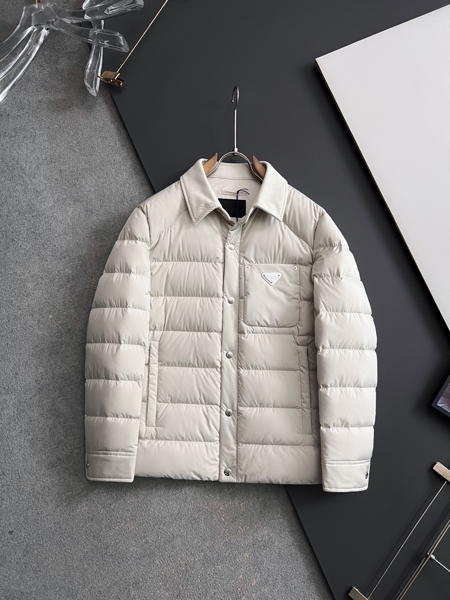 NO:681691,) Moncle*, 2025 new autumn and winter down jacket. The original 1:1 customized hardware accessories are all imported and original customized. Welcome to compare at the counter. Absolutely high quality. Made of national standard white duck down. Super soft. Filled with fluffy and full feathers. Super heavy fabrics with perfect workmanship. Note that the fabric is super comfortable. Sizes 48-56,, down jacket,19860909）Moncle*、2025秋冬新款羽绒服 原版1:1订制五金配件全进口原版定制 欢迎专柜对比 绝对的高品质 采用国标白鸭绒 超柔软 充羽量蓬松饱满 超级重面料做工杠杠的版型完美 注意面料超舒服 尺码码数 48-56,,down jacket,,Men's clothing