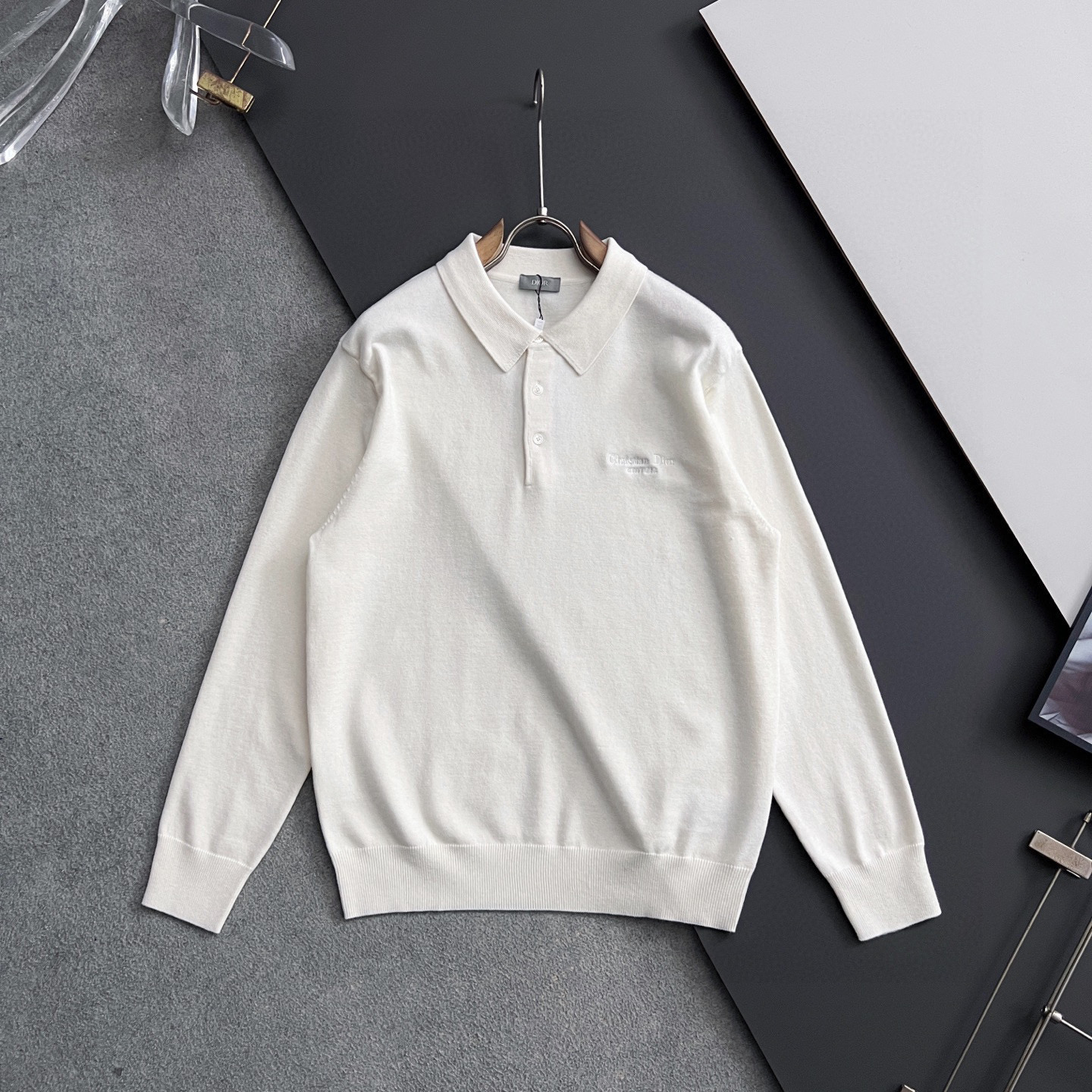 NO:683051,)CD*·25FW autumn and winter bottoming lapel sweater!  High-quality Italian imported fabrics, high-density knitting, versatile sweaters, and shirts are all very handsome!  Logo!  It is more durable and less prone to deformation. It has an excellent fit and can be easily held in various styles. It is also a type that needs to be adjusted according to the fit of the fabric!  The classic fashion decoration that is sought after every year has become popular all over the world!  Size M-3XL M bust 53 shoulder width 44 length 70 sleeve length 62 L bust 55 shoulder width 46 length 72 sleeve length 63 XL bust 57 shoulder width 48 length 74 sleeve length 64 2XL bust 59 shoulder width 50 length 76 sleeve length 65 3XL bust 61 shoulder width 52 length 77  Sleeve length 66,,sweaters,shirts,19860909）CD*·25FW秋冬打底翻领毛衣！高品质意大利进口面料,高密度针织,百搭毛衣,内搭衬衫都帅气十足！Logo标志！更耐穿更加不易变形,版型极好,各种风格都能轻松HOLD住,冲着版型面料也要收的类型！年年被追捧的经典时尚装饰已经风靡全球！码数M-3XL M胸围53 肩宽44 衣长70 袖长62 L胸围55 肩宽46 衣长72 袖长63 XL胸围57 肩宽48 衣长74 袖长64 2XL胸围59 肩宽50 衣长76 袖长65 3XL胸围61 肩宽52 衣长77 袖长66,,sweaters,shirts,,Men's clothing