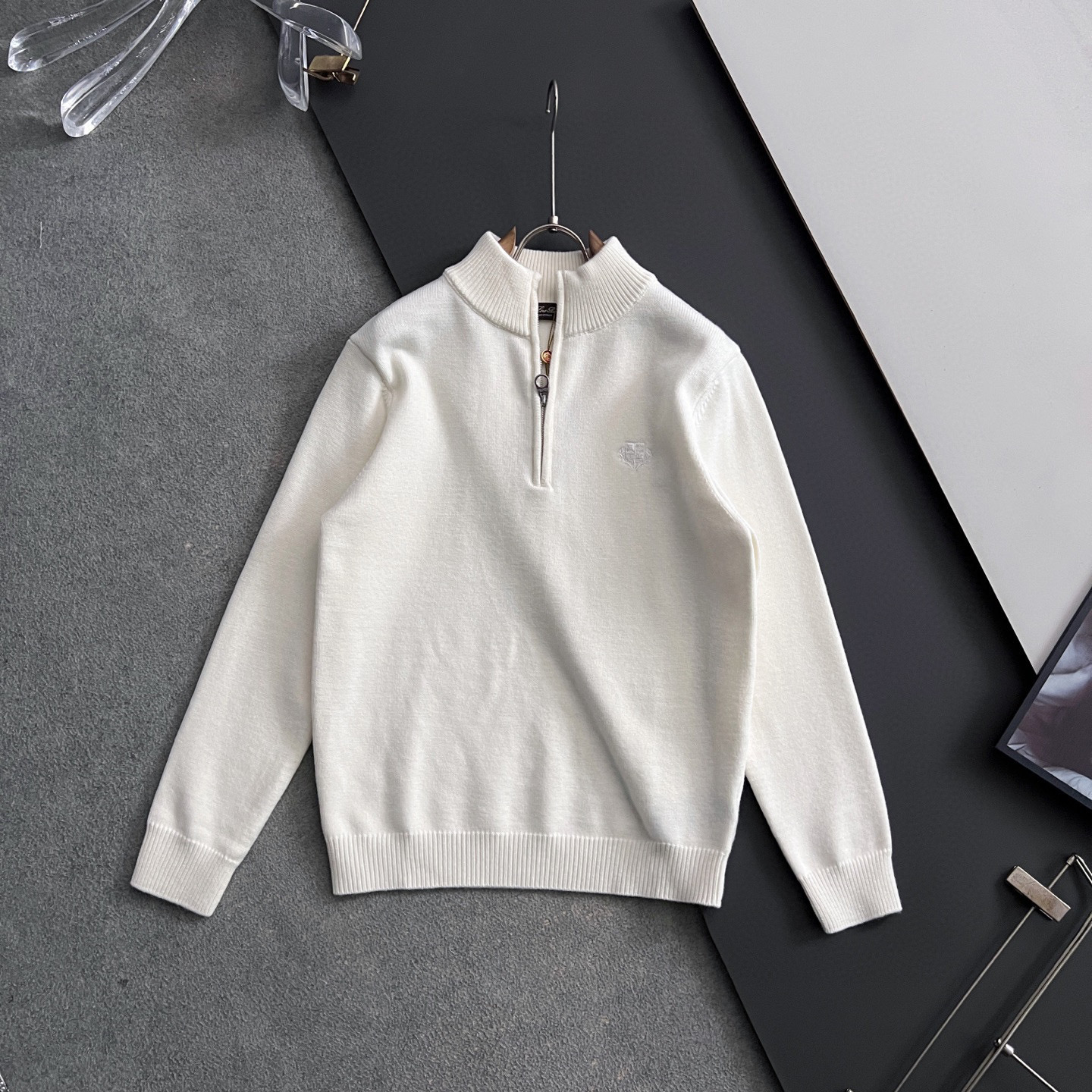 NO:683062,) LP's new autumn and winter high-weight knitted wool cardigan for men and women, designed with color matching logo stripes!  Crochet logo stripe decoration, classic color crochet design!  This sweater is made of imported knitted wool!  The fabric feels thick and has a certain sense of weight. It has a soft and dense terry texture. It is breathable and comfortable to wear next to the skin. The color is beautiful, eye-catching and fashionable. The unique pattern will definitely make you stand out in the crowd!  Casual cut design!  The upper body effect is age-reducing and versatile. Sizes M-3XL M Bust 52 Shoulder Width 43 Clothes Length 66 Sleeve Length 60 L Bust 54 Shoulder Width 45 Clothes Length 68 Sleeve Length 61  Sleeve length 64,,loro piana,sweaters,19860909）LP秋冬新款男女同款高克重针织羊毛开衫,配色标识条纹工艺设计！钩织标识条纹修饰,设计经典配色钩织设计！此款毛衣甄选客供进口针织羊毛材质！面料手感偏厚实,有一定的自重感,柔软绵密的毛圈肌理,贴身穿着透气亲肤舒适,色彩靓丽、吸睛时髦度爆棚,与众不同的图案绝对可以让你在人群中出彩万分！休闲版型裁剪设计！上身效果减龄又百搭. 尺码M-3XL M胸围52 肩宽43 衣长66袖长60 L胸围54 肩宽45 衣长68袖长61 XL胸围56 肩宽47 衣长70袖长62 2XL胸围58 肩宽49 衣长72袖长63 3XL胸围60 肩宽51 衣长74 袖长64,,loro piana,sweaters,,Men's clothing