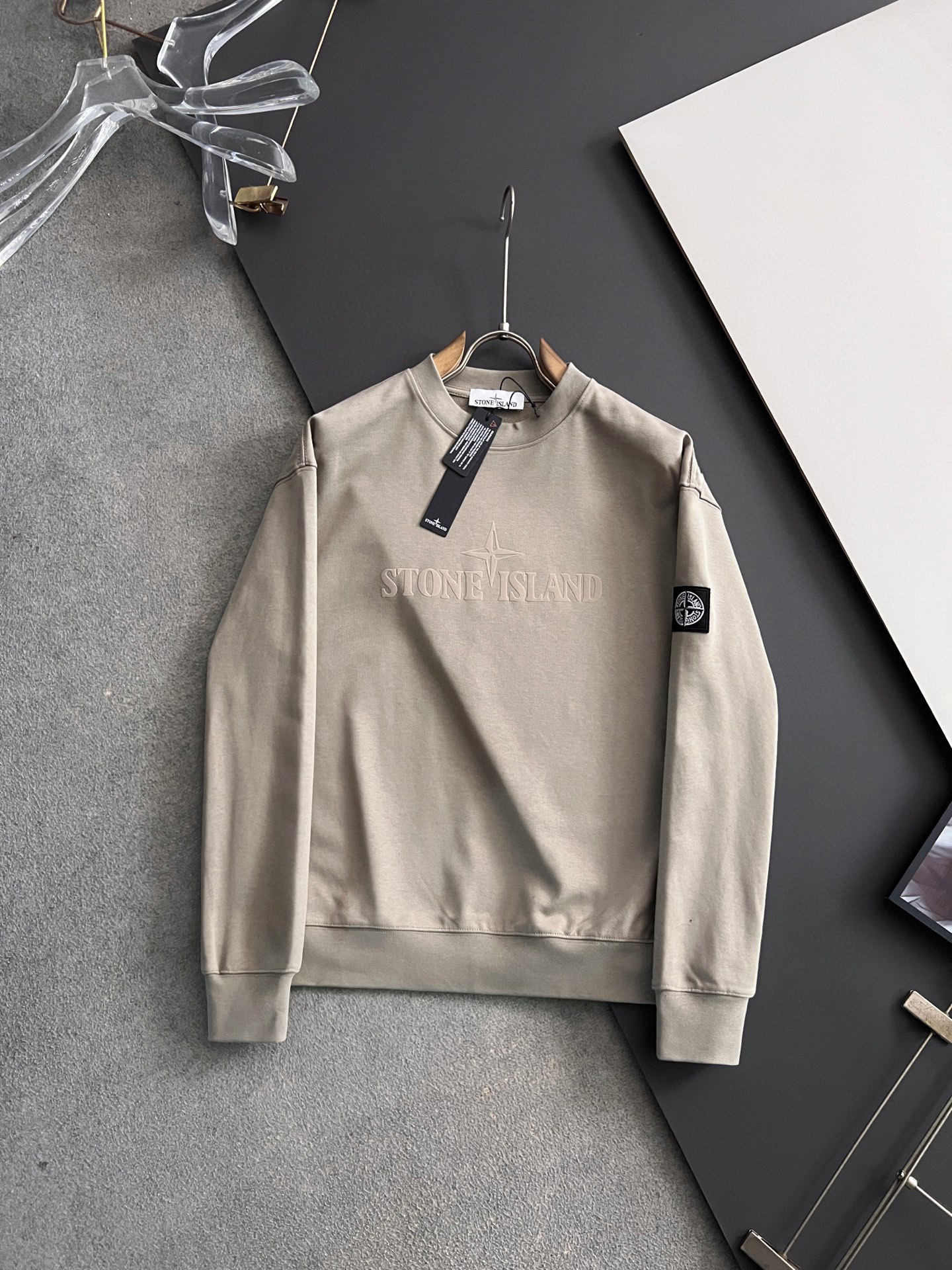 NO:683080,Exclusively customized by Stone*. 15 years of professional sweatshirts, perfect in terms of fabric and pattern, round neck style with exquisite craftsmanship, exclusive special pure cotton 410g fabric, upgraded washed large terry, soft and close-fitting technical fabrics, customized original threads, extremely high grade, exquisite workmanship, extremely handsome upper body, size M-3XL,, hoodie, sweatshirts,19860909石头Stone*独家定制. 15年专业卫衣,无论是面料上还是版型上都是完美越级,精美工艺圆领款,独家特制纯棉410克面料升级水洗大毛圈、柔软贴身科技面料,定制原版螺纹,档次极高,工艺精湛,上身帅到爆,尺码M-3XL,,hoodie,sweatshirts,,Men's clothing