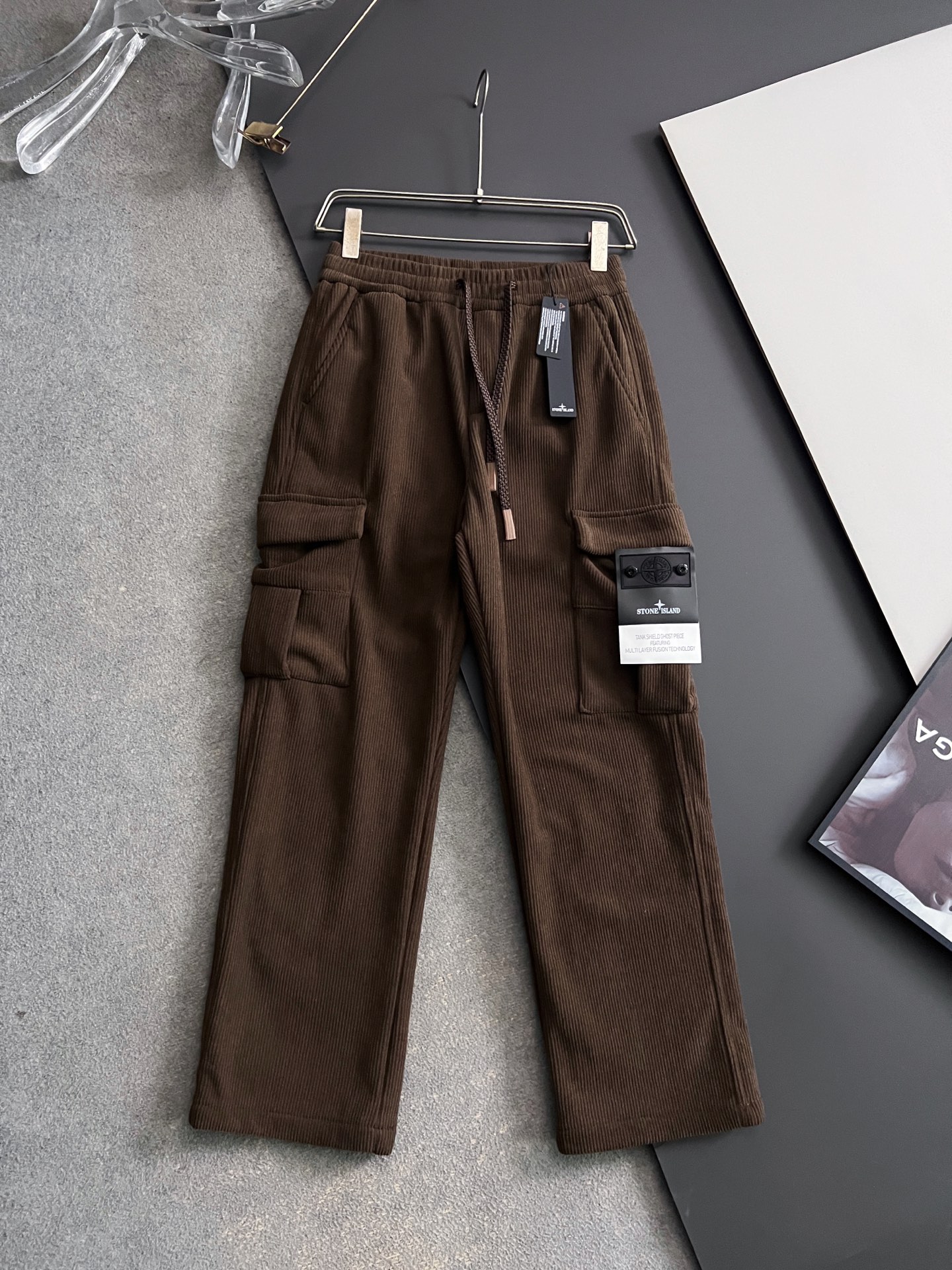 NO:683088,Stone Island*2025FW new autumn and winter casual sweatpants# Made of soft corduroy lined with velveteen cashmere thickened fabric, one piece can withstand the invasion of severe cold rain and snow. Elastic waist drawstring, wide leg design, relaxed and frank retro filter hides the 'anti-made' soul!  Neatly cut, tolerant and crisp, the simple design exudes a sense of power and allows you to walk with wind and ease! Even in the cold wind, it doesn't lose anything!  The must-have stylish sports pants in autumn and winter. The accessories are all original and customized. You no longer have to worry about the cold winter. They are not only warm but also stylish. The style design is very beautiful and versatile. The fabric is thickened and velvet without being bulky. The fabric, pattern and tailoring are all very good items. The fabric is imported cotton that is extremely comfortable. The fabric is soft, soft and fine, and the velvet inside can withstand the cold winter. Very few velvet pants can achieve such excellent quality.  A rare product, not common, let alone available, please seize it!  SIZE:M-4XL,,19860909石头岛*2025FW秋冬新款休闲卫裤# 舒柔灯芯绒内复平绒羊绒加厚面料,一件都能抵御严寒雨雪的侵袭.弹力收腰抽绳,阔腿设计,松弛又率性复古滤镜之下藏着“抗造”的灵魂！利落剪裁,包容而挺括让简约的设计透出力量感走路带风的洒脱!在寒风中也不减分毫！秋冬时节的必备型格运动卫裤.辅料都原版定制 寒冷的冬天 再也不用担心 不但保暖 还要有型 款式设计的款式非常好看也百搭,面料加厚 加绒穿起来又不臃肿、面料,版型,剪裁,都相当棒的一款单品,面料是极致舒适的进口棉,面料柔软绵实细腻,里边加绒可以抵抗严寒冬季.加绒裤里很少能做到如此卓越的品质, 难得的佳品,不常见,更不常有,请把握！ SIZE:M-4XL,,,Men's clothing