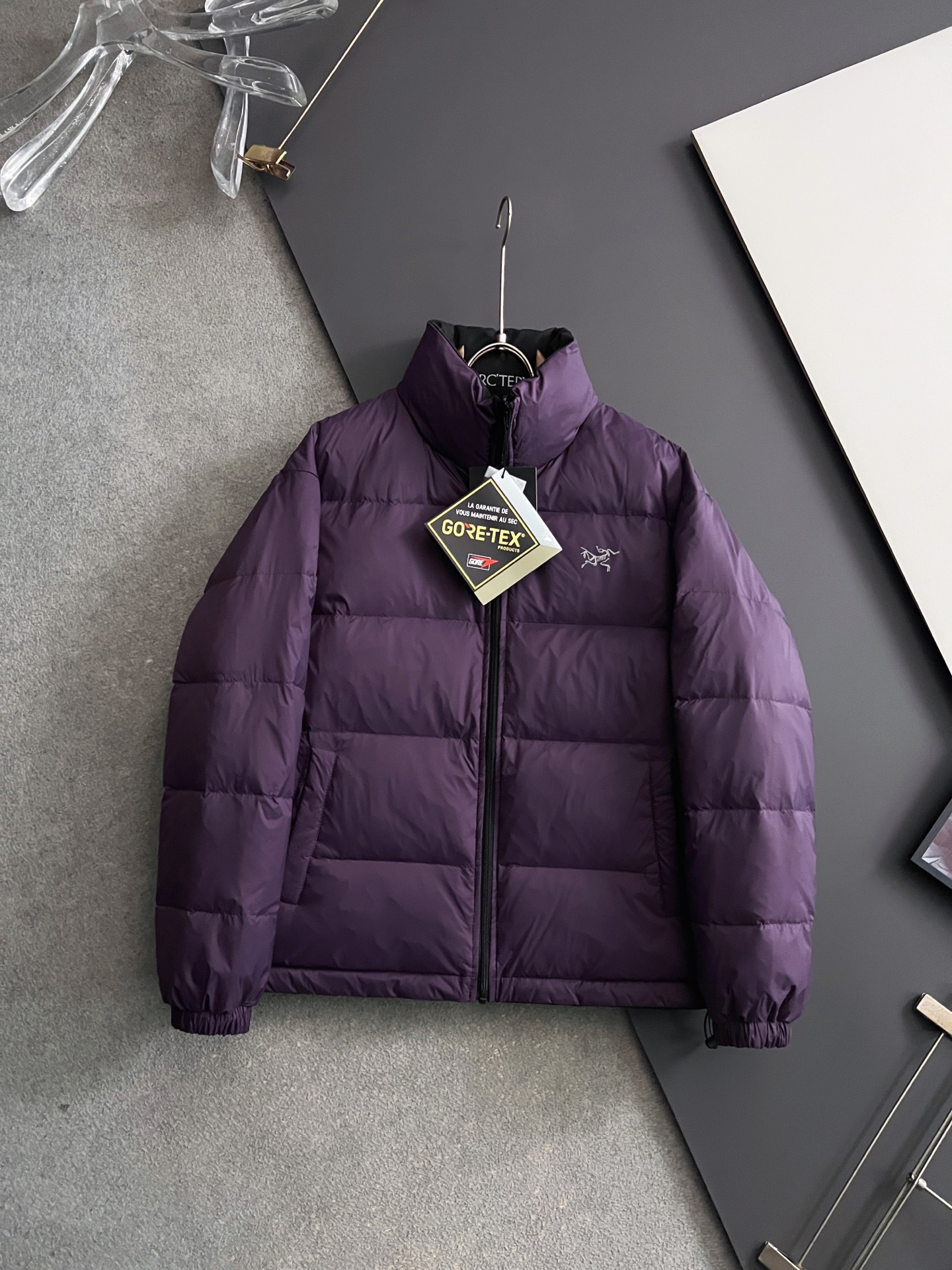 NO:683098,) The ancestor*, the hottest model in 2025. Rich and purple, the new autumn and winter down jacket. Original 1:1 customized hardware accessories are all imported and original customization. Welcome to compare at the counter. Absolutely high quality. Made of national standard white duck down. Super soft. Filled with fluffy and full feathers. Super heavy fabric workmanship, perfect version. Pay attention to the fabric, which is super comfortable. Size S- XXL,, down jacket,19860909）始祖*、2025年度爆款.富贵紫气氤氲,秋冬新款羽绒服 原版1:1订制五金配件全进口原版定制 欢迎专柜对比 绝对的高品质 采用国标白鸭绒 超柔软 充羽量蓬松饱满 超级重面料做工杠杠的版型完美 注意面料超舒服 尺码码数 S- XXL,,down jacket,,Men's clothing