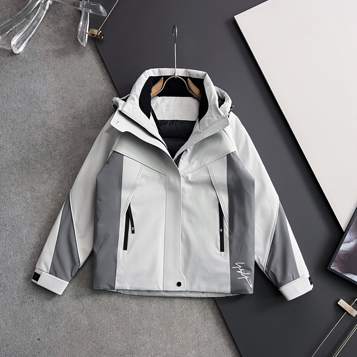 NO:683101,) Y3 real goose down* Exclusive hot style mechanical type piano color 2025 autumn and winter new down jacket Original 1:1 customized hardware accessories are all imported and original customization Welcome to compare at the counter Absolutely high quality Use national standard goose down Super soft Filled with fluffy and full super heavy fabric workmanship The perfect version Pay attention to the fabric is super comfortable Size number S- XXL,, down jacket,19860909）Y3真鹅绒*独家爆款机械型钢琴配色2025秋冬新款羽绒服 原版1:1订制五金配件全进口原版定制 欢迎专柜对比 绝对的高品质 采用国标鹅绒 超柔软 充羽量蓬松饱满 超级重面料做工杠杠的版型完美 注意面料超舒服 尺码码数 S- XXL,,down jacket,,Men's clothing