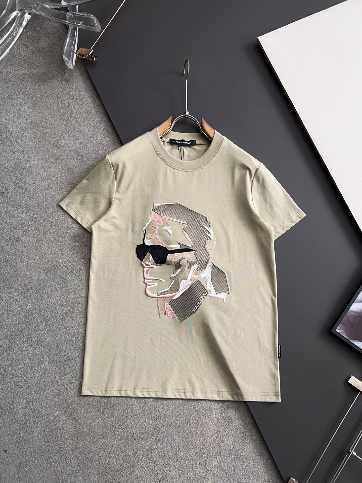 NO:690642,) Karl*2026 exclusive·new product!  American DuPont Solona fabric black technology) hot-selling spring and summer short-sleeved, simple and basic wardrobe artifact, casual and versatile must-have) top-notch workmanship and routing, three colors recommended) slightly loose version [strong] size S- XXL),, T-shirt,19860909）Karl*2026独家·新品！美国杜邦公司所罗纳面料黑科技）爆款现货春夏短袖,简约基础衣橱神器, 休闲百搭必备款）做工走线质感一流,三色推荐）微宽松版型[强]码数S- XXL）,,T-shirt,,Men's clothing