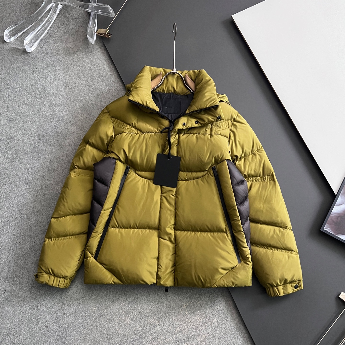 NO:690658,) Mon*, 2025 autumn and winter new down jacket. Original 1:1 customized hardware accessories, all imported and original customization. Welcome to compare at the counter. Absolutely high quality. Made of national standard white duck down. Super soft. Filled with fluffy and full feathers. Super heavy fabrics with perfect workmanship. Note that the fabric is super comfortable. Size number 1.2.3.4.5,, down jacket,19860909）Mon*、2025秋冬新款羽绒服 原版1:1订制五金配件全进口原版定制 欢迎专柜对比 绝对的高品质 采用国标白鸭绒 超柔软 充羽量蓬松饱满 超级重面料做工杠杠的版型完美 注意面料超舒服 尺码码数 1.2.3.4.5,,down jacket,,Men's clothing