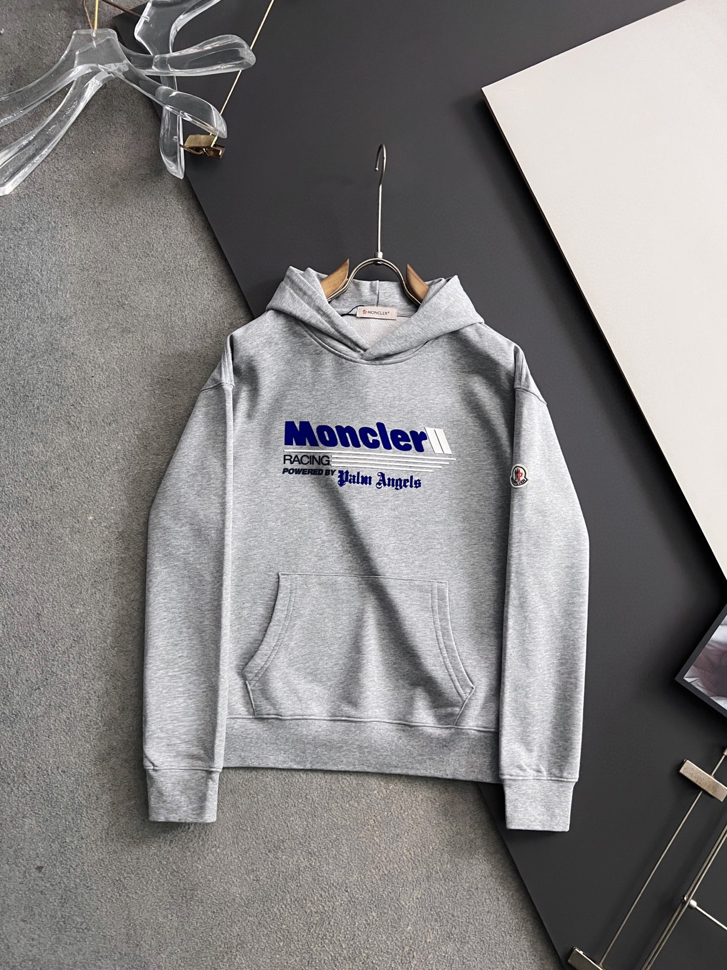 NO:691522,) Moncle* highest version | Exclusive high-end customization. 15 years of professional sweatshirts, perfect leapfrog in both fabric and style, exquisite craftsmanship round neck style, exclusive special pure cotton 410g fabric upgraded washed large terry, soft and close-fitting technical fabrics, customized original threads, extremely high grade, exquisite workmanship, extremely handsome upper body, size M-3XL, hoodie, sweatshirts,19860909）Moncle*最高版｜独家 高端定制. 15年专业卫衣,无论是面料上还是版型上都是完美越级,精美工艺圆领款,独家特制纯棉410克面料升级水洗大毛圈、柔软贴身科技面料,定制原版螺纹,档次极高,工艺精湛,上身帅到爆,尺码M-3XL,,hoodie,sweatshirts,,Men's clothing