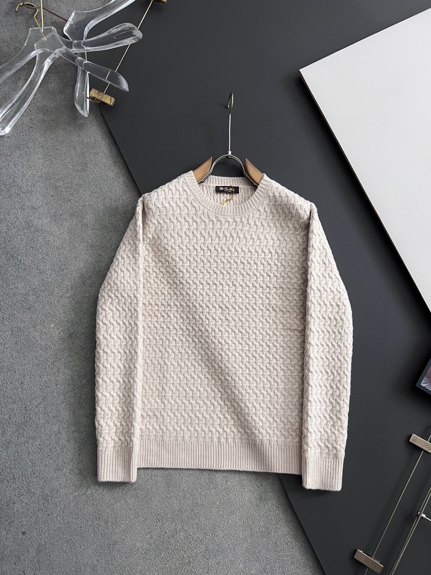 NO:691488,) LP's new autumn and winter high-weight knitted wool cardigan for men and women, designed with color matching logo stripes!  Crochet logo stripe decoration, classic color crochet design!  This sweater is made of imported knitted wool!  The fabric feels thick and has a certain sense of weight. It has a soft and dense terry texture. It is breathable and skin-friendly and comfortable to wear. The color is beautiful, eye-catching and fashionable. The unique pattern will definitely make you stand out in the crowd!  Casual cut design!  The upper body effect is age-reducing and versatile. Sizes M-3XL M Bust 53 Shoulder Width 46 Clothes Length 69 Sleeve Length 62 L Bust 55 Shoulder Width 48 Clothes Length 71 Sleeve Length 63  Sleeve length 66,,loro piana,sweaters,19860909）LP秋冬新款男女同款高克重针织羊毛开衫,配色标识条纹工艺设计！钩织标识条纹修饰,设计经典配色钩织设计！此款毛衣甄选客供进口针织羊毛材质！面料手感偏厚实,有一定的自重感,柔软绵密的毛圈肌理,贴身穿着透气亲肤舒适,色彩靓丽、吸睛时髦度爆棚,与众不同的图案绝对可以让你在人群中出彩万分！休闲版型裁剪设计！上身效果减龄又百搭. 尺码M-3XL M胸围53 肩宽46 衣长69袖长62 L胸围55 肩宽48 衣长71袖长63 XL胸围57 肩宽50 衣长73袖长64 2XL胸围59 肩宽52 衣长75袖长65 3XL胸围61 肩宽54 衣长77 袖长66,,loro piana,sweaters,,Men's clothing