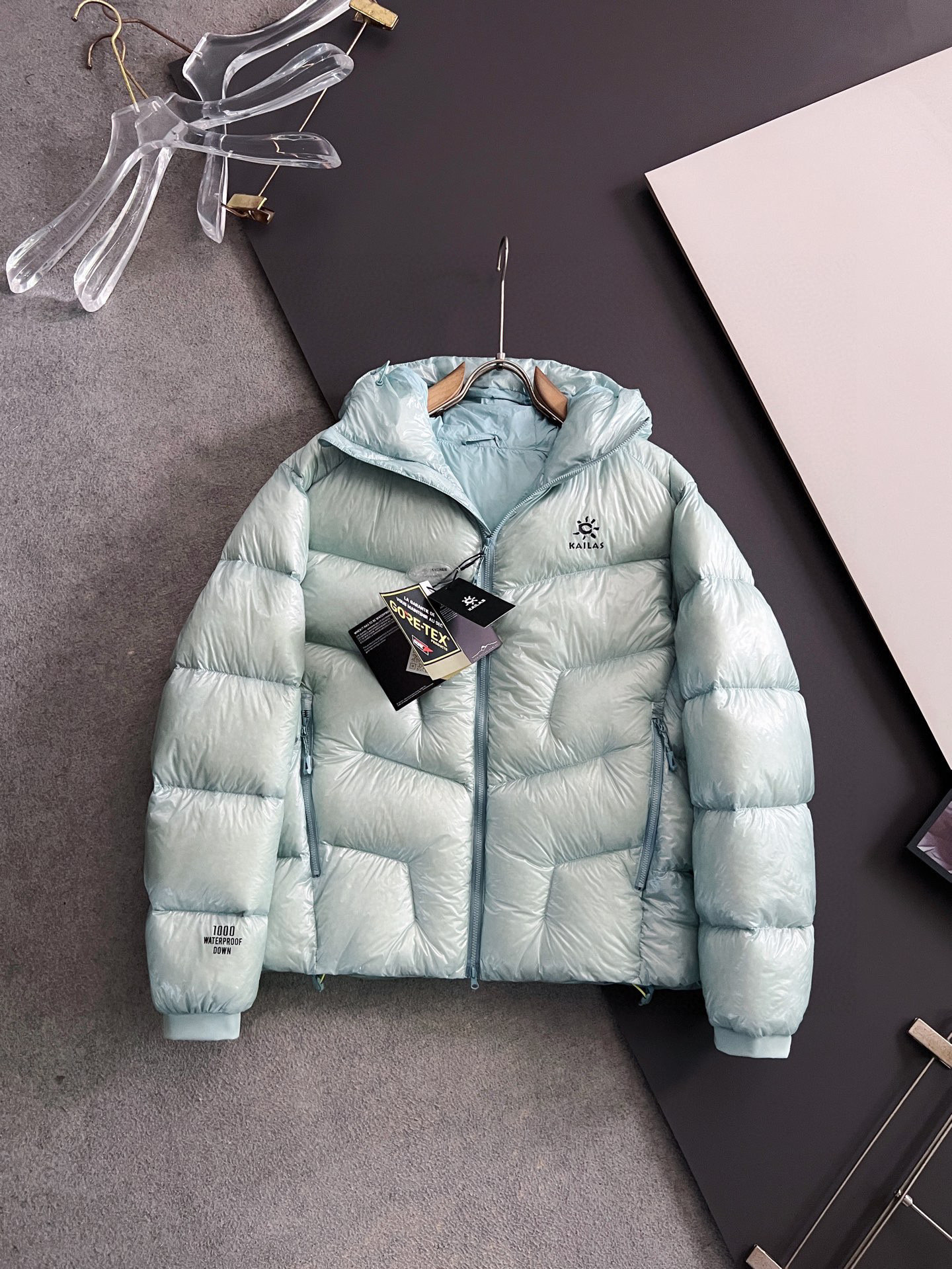 NO:691491,) The most popular product is shipped with top quality (the most popular lightbulb down jacket of the year Kailas 5000GT is windproof, warm and water-repellent, lightweight and easy to store, high altitude hiking and mountaineering outdoor hooded down jacket. Same style for men and women. 1000 fill power! The national standard 90 down supports testing! Detachable, not 90 down, guaranteed!!! Integrated three-dimensional adjustable hood, lightweight and convenient, hem drawstring can be quickly adjusted  Convenient self-storage inner zipper pocket provides storage function and rebounds in seconds. Ultra-lightweight technology. Only one-third of the thickness of A4 paper. Translucent and non-woven velvet. Uniform and strong temperature locking. Lightweight and flexible. GT5000, the most popular down jacket in the past 25 years, has been released! The high-fill down jacket popular with countless outdoor people has been released! High-density waterproof fabric, good windproof and warm insulation!  Hooded design, windproof and rainproof, zipper pockets on both sides are practical and convenient. All zippers are YKK coded, fine workmanship. Three standards are complete and matched, the quality is the same in every detail. Color: black, dark spring green, lime green, rosy orange, blue moon, maroon brown, Tianchi blue, size S-XXL,,down jacket,hats,19860909） 爆款出货顶级品质（年度爆款灯泡羽绒服 凯乐石KAILAS 5000GT 防风保暖拒水轻量易收纳高海拔徒步登山运动户外连帽羽绒服 男女同款 1000蓬松度！国标90绒支持检测！可拆不是90绒包赔！！！ 一体式立体调节风帽 轻量便捷 下摆抽绳可快速调节 便捷自收纳内侧拉链口袋提供收纳功能,打开秒回弹 布料ZERO-Gravity 超轻量科技仅三分之一A4纸厚度 透光不钻绒 充绒均匀强效锁温 轻盈灵活 25年最火羽绒服GT5000 出货！ 受无数户外人追捧的高蓬松度羽绒服重磅出货！高密度防水面料,防风保暖效果好！ 连帽设计,防风防雨,两侧拉链口袋实用方便 拉链全都是YKK带编码的,做工精细 三标齐全对标对版的,品质一样细节一致 颜色黑色 暗泉绿 青柠绿 霞炽橙 苍月蓝 栗色棕 天池蓝 尺码S-XXL,,down jacket,hats,,Men's clothing