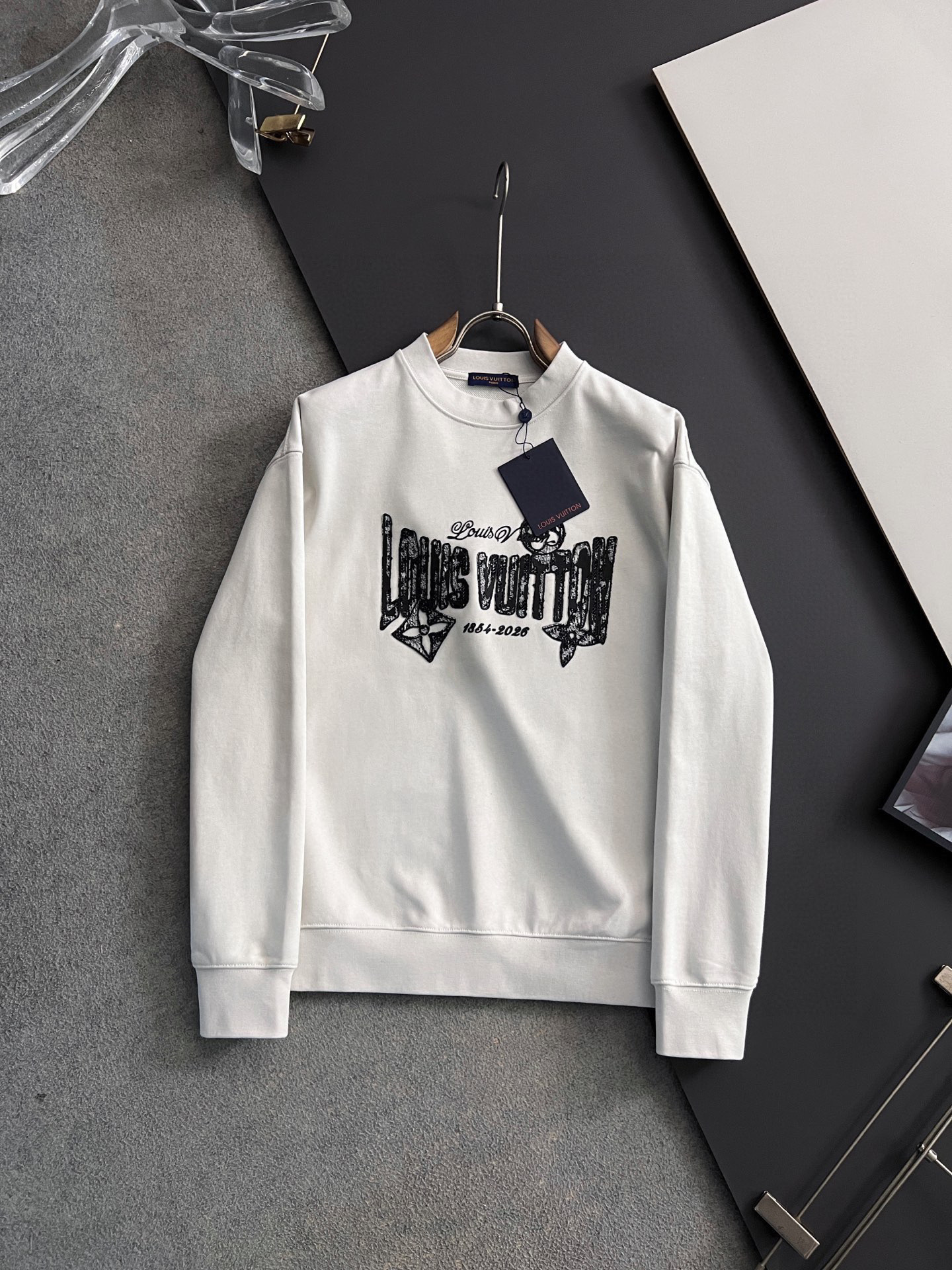 NO:691493,1V* is exclusively customized. 15 years of professional sweatshirts, perfect in terms of fabric and pattern, round neck style with exquisite craftsmanship, exclusive special pure cotton 410g fabric, upgraded washed large terry, soft and close-fitting technical fabrics, customized original threads, extremely high grade, exquisite workmanship, extremely handsome upper body, size M-3XL,, hoodie, sweatshirts,198609091V*独家定制. 15年专业卫衣,无论是面料上还是版型上都是完美越级,精美工艺圆领款,独家特制纯棉410克面料升级水洗大毛圈、柔软贴身科技面料,定制原版螺纹,档次极高,工艺精湛,上身帅到爆,尺码M-3XL,,hoodie,sweatshirts,,Men's clothing