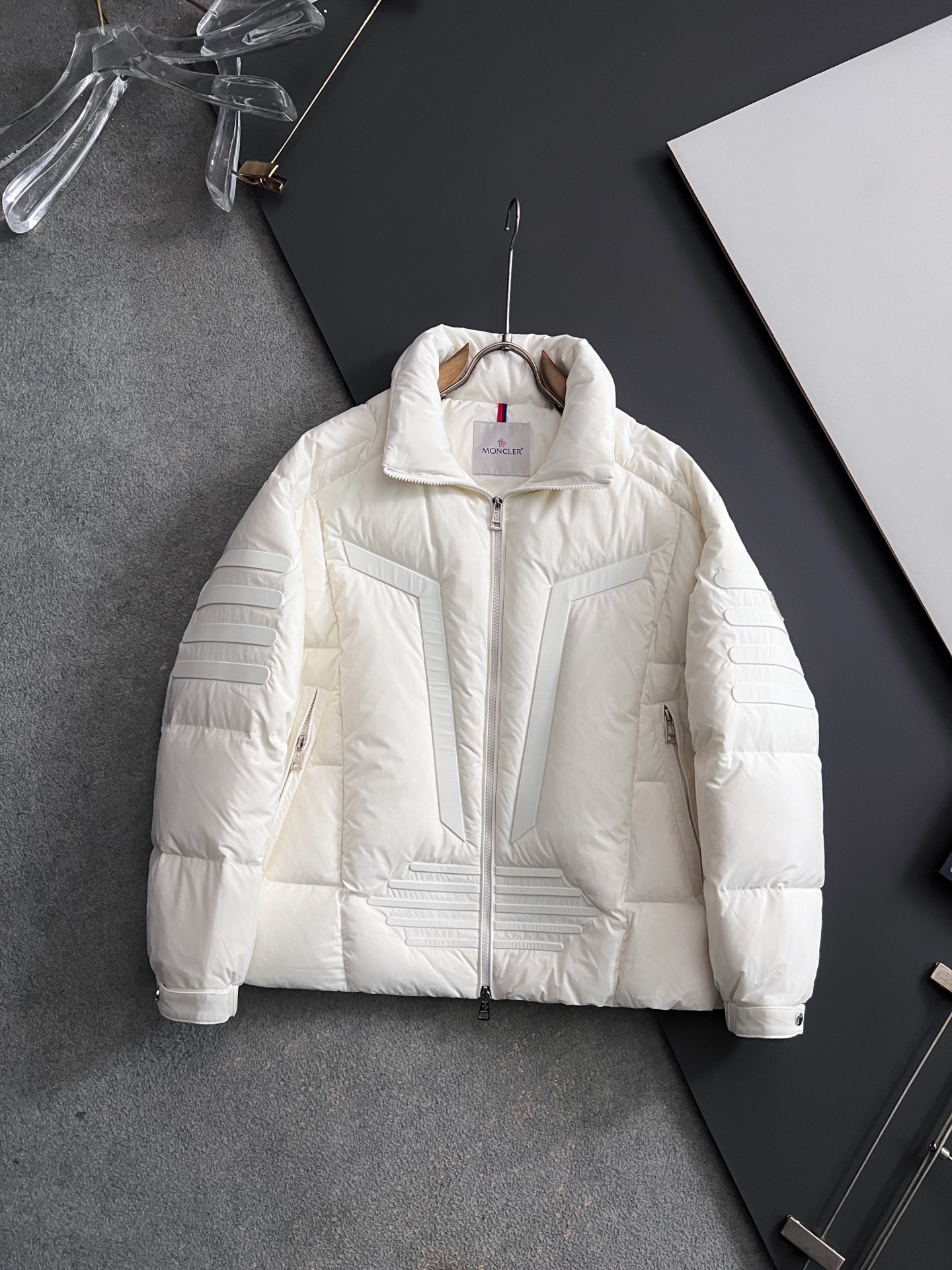 NO:691499,) Mon*, 2025 autumn and winter new down jacket. The original 1:1 customized hardware accessories are all imported and customized. Welcome to compare at the counter. Absolutely high quality. Made of national standard white goose down. Super soft. Filled with fluffy and full feathers. Super heavy fabrics with perfect workmanship. Note that the fabric is super comfortable. Sizes 48-56,, down jacket,19860909）Mon*、2025秋冬新款羽绒服 原版1:1订制五金配件全进口原版定制 欢迎专柜对比 绝对的高品质 采用国标白鹅绒 超柔软 充羽量蓬松饱满 超级重面料做工杠杠的版型完美 注意面料超舒服 尺码码数 48-56,,down jacket,,Men's clothing