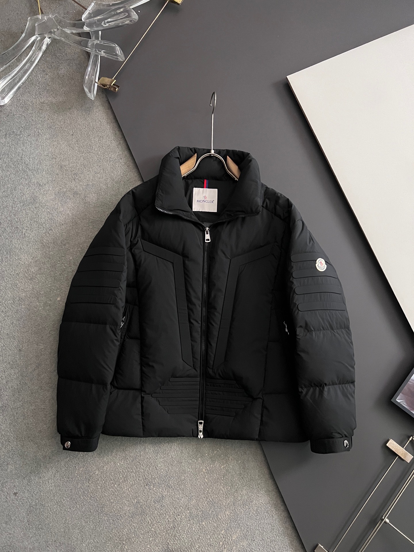 NO:691507,) Mon*, 2025 autumn and winter new down jacket. The original 1:1 customized hardware accessories are all imported and customized. Welcome to compare at the counter. Absolutely high quality. Made of national standard white goose down. Super soft. Filled with fluffy and full feathers. Super heavy fabrics with perfect workmanship. Note that the fabric is super comfortable. Sizes 48-56,, down jacket,19860909）Mon*、2025秋冬新款羽绒服 原版1:1订制五金配件全进口原版定制 欢迎专柜对比 绝对的高品质 采用国标白鹅绒 超柔软 充羽量蓬松饱满 超级重面料做工杠杠的版型完美 注意面料超舒服 尺码码数 48-56,,down jacket,,Men's clothing